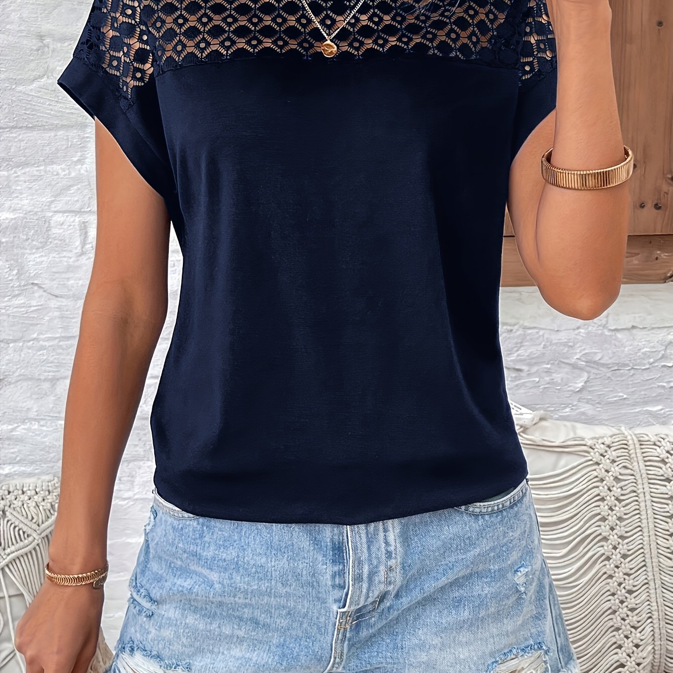 Արձակուրդային ոճի ժանյակավոր կարճ թևքով շապիկ՝ «Չղջիկի թև» ոճով