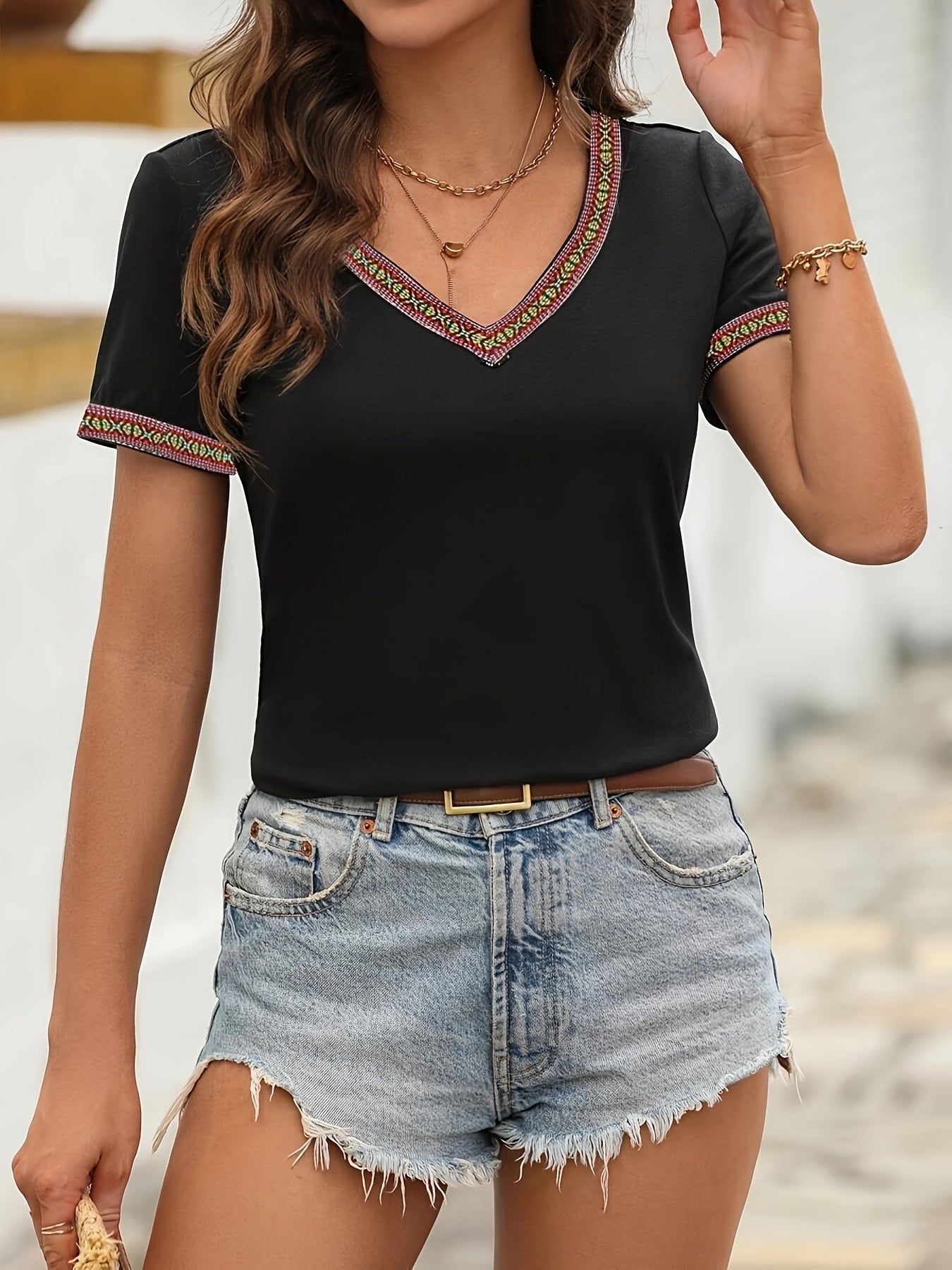 Կանացի էլեգանտ V-ձև օձիքով մարզաշապիկ՝ հակադիր գույների շեշտադրումներով - սև և բազմագույն երկրաչափական նախշերով, կարճ թևքերով գարուն/ամառային վերնաշապիկ, լվացքի մեքենայով լվացվող, ամենօրյա նորաձևություն, անթափանց գործվածք