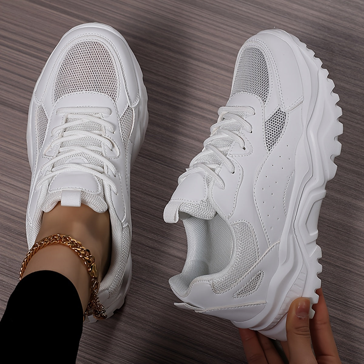 Կանացի թեթև, հաստ սպորտային կոշիկներ՝ բազմակողմանի կորեական ոճի հայրիկի կոշիկներ՝ հաստ ներբանով, շնչող ցանցկեն վերին մասով, առօրյա, կապիչով սպորտային կոշիկներ՝ սպիտակ, կանաչ/սպիտակ և սև/վարդագույն գույներով։