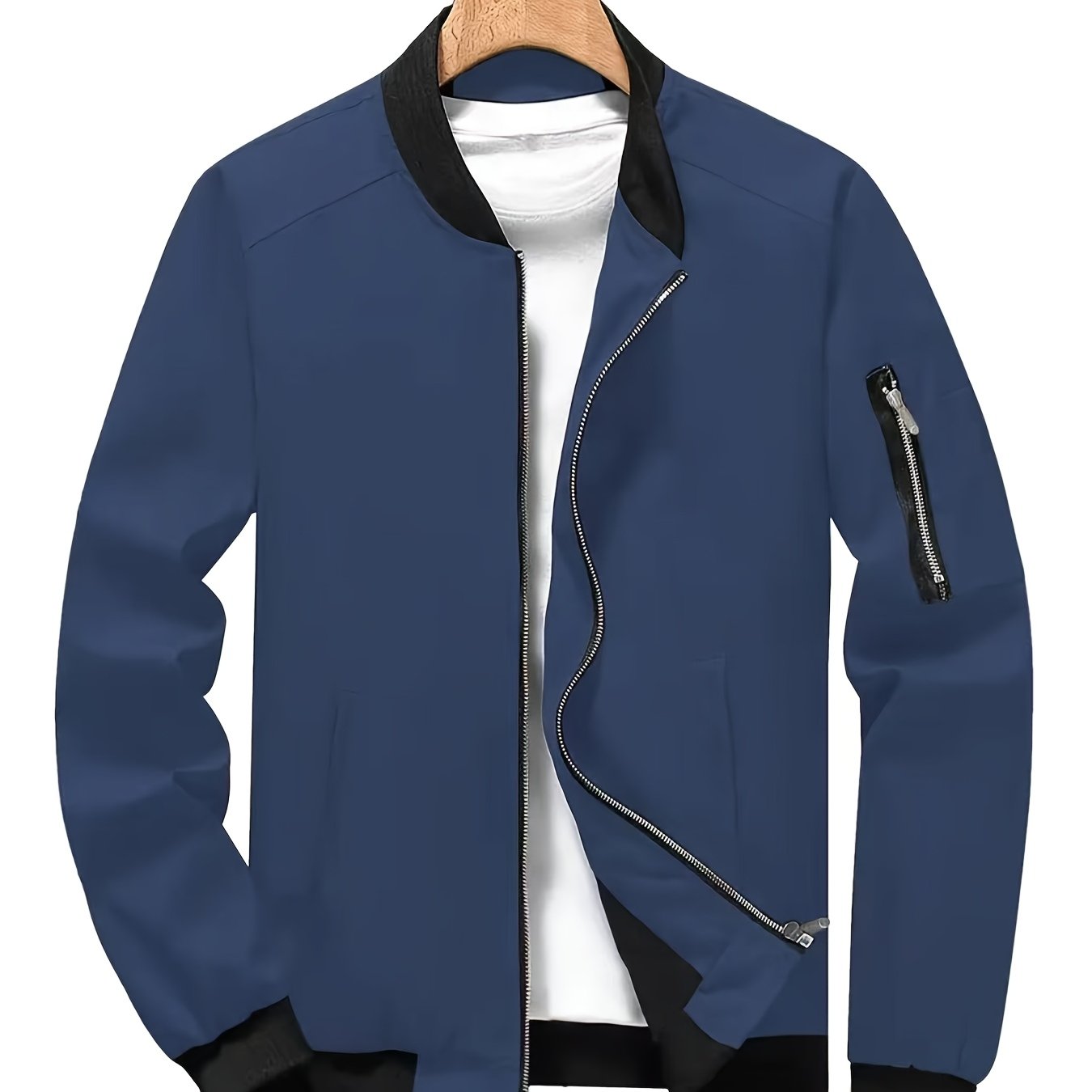 Տղամարդու նորաձև սև սպորտային առօրյա բաճկոն՝ թեթև բոմբեր՝ կայծակաճարմանդ գրպաններով, առջևի կայծակաճարմանդով և երիզավոր թևքերով։ Հիանալի է բացօթյա գործունեության, վազքի և առօրյա հագուստի համար։