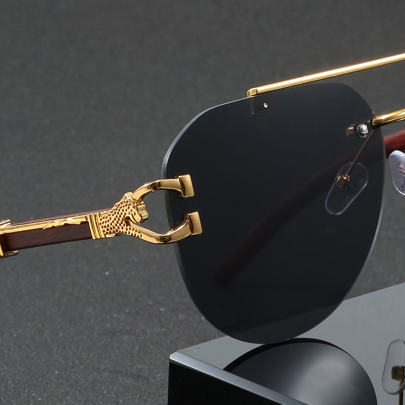 Տղամարդու ոսկեգույն, կրկնակի կամրջակազարդ, առանց շրջանակի օվալաձև ակնոցներ՝ ընձառյուծի զարդարանքով և արհեստական փայտի հյուսվածքով, ոճային ունիսեքս ակնոցներ։