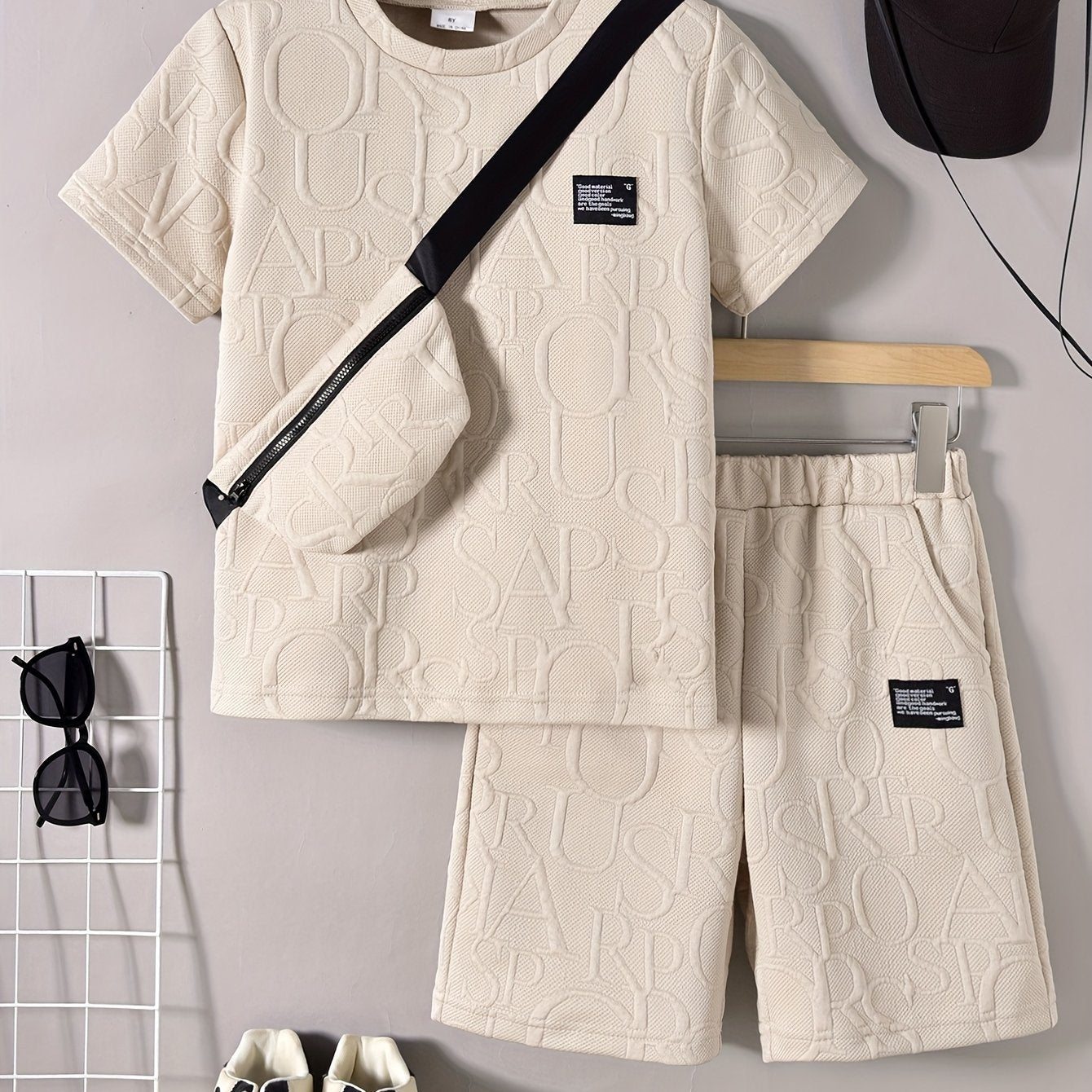 Տղաների համար նախատեսված ոճային սպիտակ կարճ թևքով մարզաշապիկ + առօրյա շորտեր + նորաձև կրծկալով պայուսակի հավաքածու, իդեալական է բացօթյա օգտագործման համար