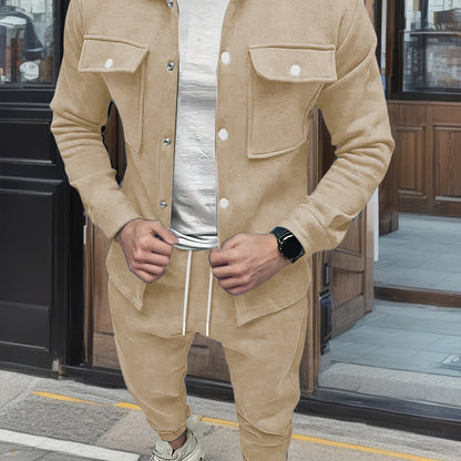 Տղամարդու 1 հավաքածու՝ միագույն պոլիեսթերից պատրաստված առօրյա հագուստ՝ երկար թևքերով, կոճակներով և օձիքով բաճկոնով, գրպաններով և լարով երկար տաբատի հավաքածու՝ աշուն/ձմեռ