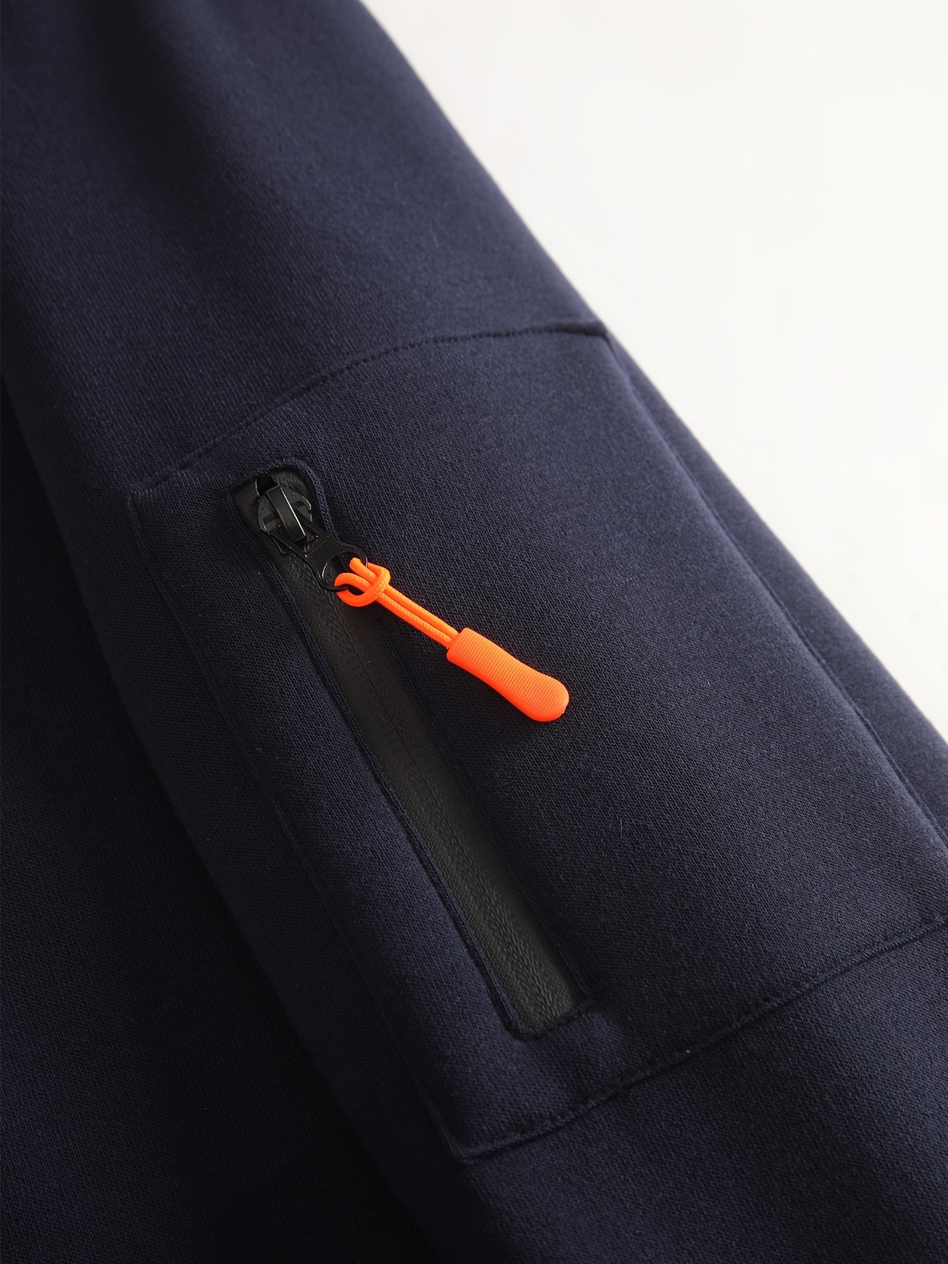 2 հատ տղամարդու միագույն երկարաթև սվիտեր և մարզաշապիկ գլխարկով, հարմար է գարնանային, աշնանային և ձմեռային սպորտաձևերի համար։