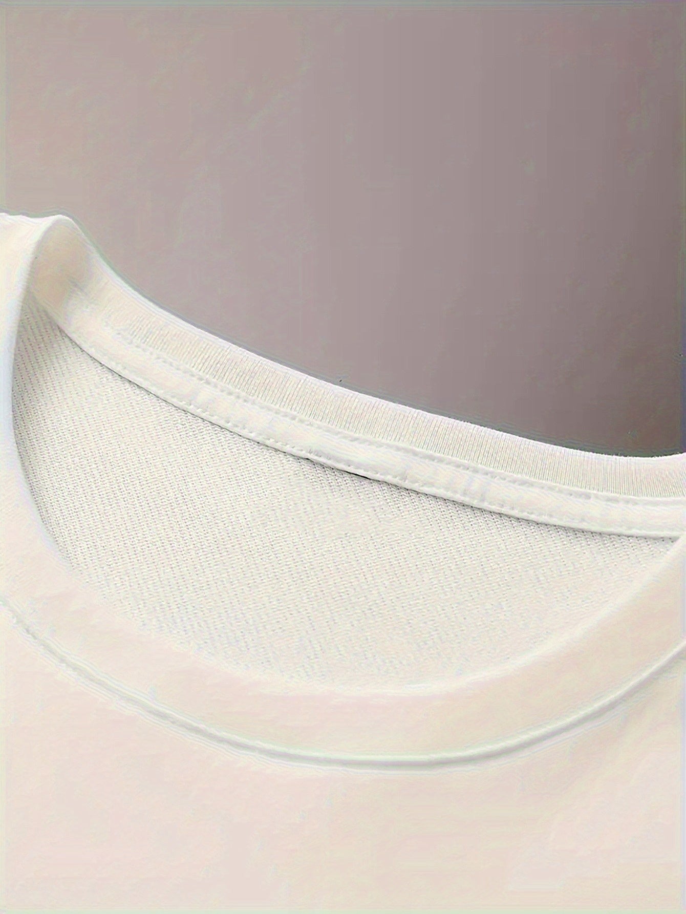 Տղամարդկանց ամառային առօրյա սպորտային երկու մասից բաղկացած հավաքածու՝ LADA տառերով նախշերով շապիկ և սև լարով շորտեր, առօրյա սպորտային հագուստ, սովորական չափս՝ իդեալական ամառային բացօթյա օգտագործման համար։