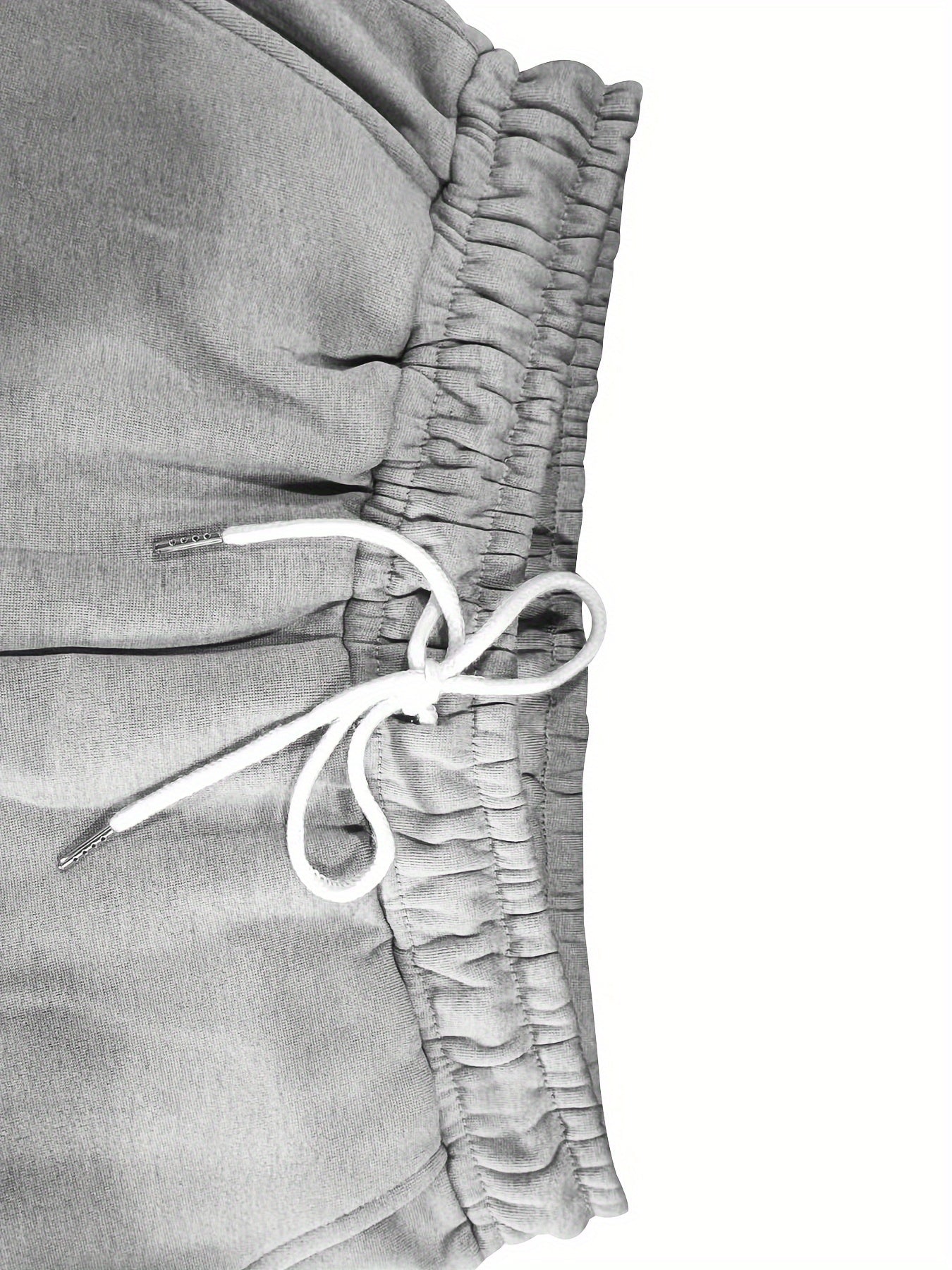 Բազմակողմանի համույթ, տղամարդկանց համար նախատեսված առօրյա 2 հատանոց հավաքածու. Բարձր վզնոցով ծանր, կայծակաճարմանդով սվիտեր և գրպաններով աշխատանքային տաբատ՝ միագույն, փափուկ գործվածքից՝ աշուն/ձմեռ համար