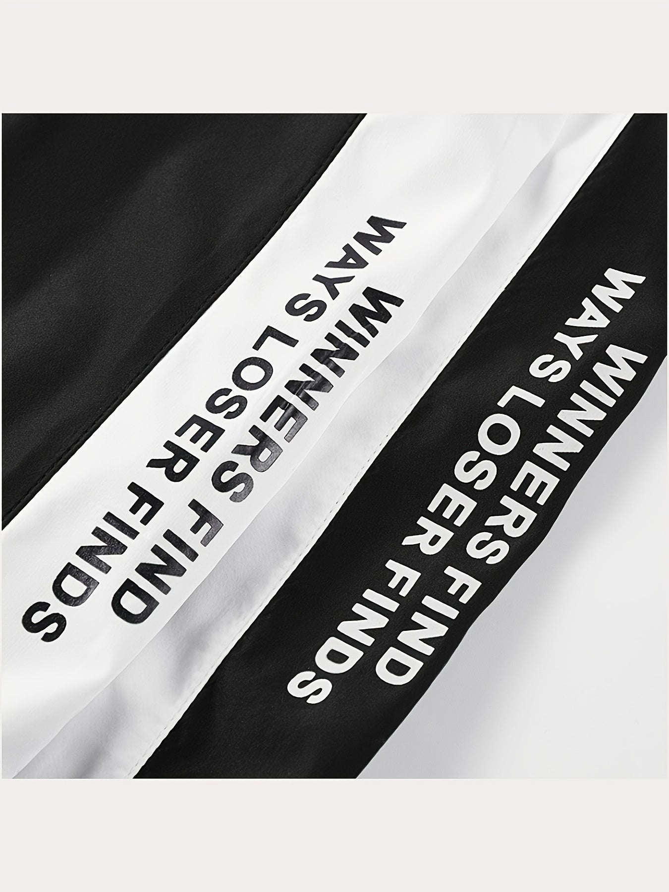 Գարնան և աշնան համար նախատեսված սպորտային հագուստի համալիր, որը ներառում է կանգնած օձիքով և սև ու սպիտակ գծավոր երկար տաբատով ճարմանդով բաճկոն, ոճային հանդերձանք, որը հիանալի նվեր է, քրտինքից պաշտպանված, միայն ձեռքով լվանալ, մարզումների համար աքսեսուար: