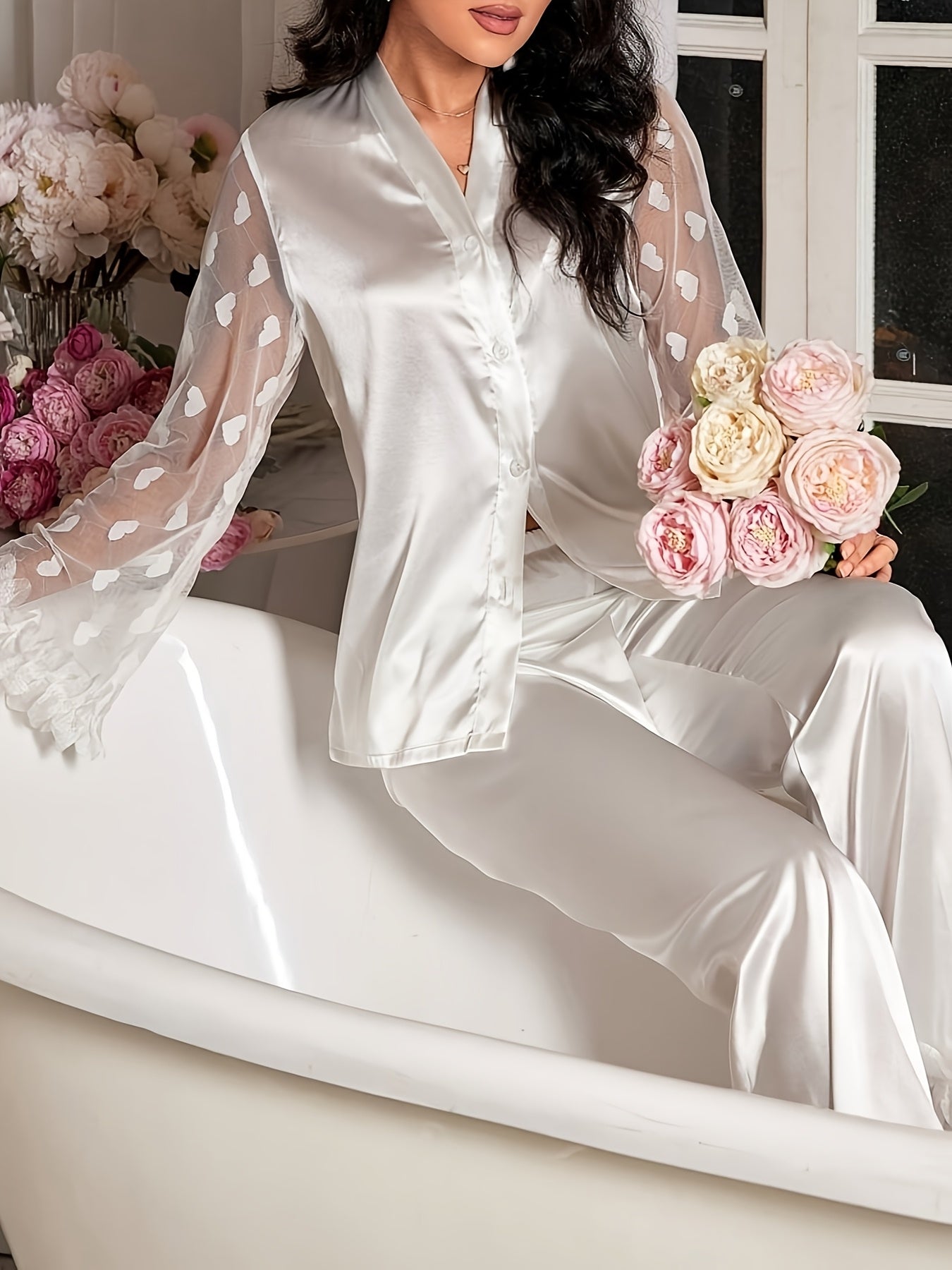 Կանացի եռաչափ ժանյակավոր սրտաձև ցանցով, փայտե ծաղկային թևքերով երկար թևքերով պիժամայի հավաքածու՝ ծալքավոր եզրով, միագույն, բոլոր եղանակների հարմարավետություն, երկար տաբատ, սպագետի ժապավենով օձիք, գրպանի փակում