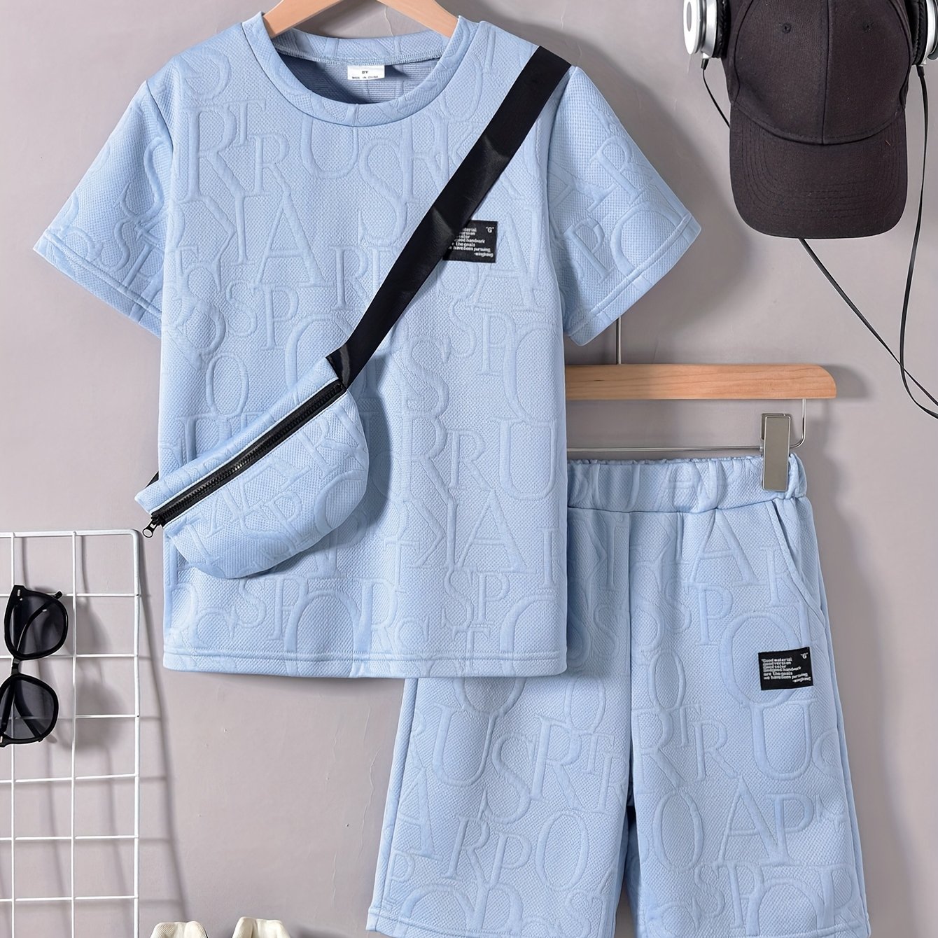 Տղաների համար նախատեսված ոճային սպիտակ կարճ թևքով մարզաշապիկ + առօրյա շորտեր + նորաձև կրծկալով պայուսակի հավաքածու, իդեալական է բացօթյա օգտագործման համար