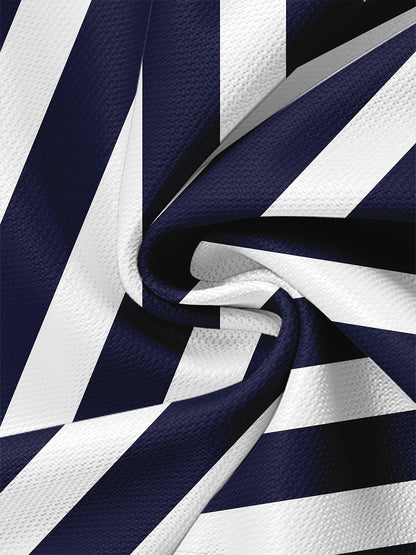 Տղամարդու կարճ թևքով, գծավոր, մուգ կապույտ, սպիտակ, ուղղահայաց շերտերով շապիկ՝ կլոր վզով, սովորական չափսերով, թեթև պոլիեսթերային գործվածքով, իդեալական է առօրյա հագուստի համար, դասական, գծավոր, թեթև շապիկ։