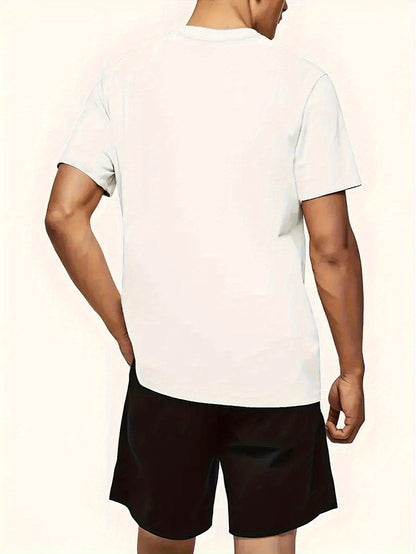 Տղամարդկանց ամառային առօրյա սպորտային երկու մասից բաղկացած հավաքածու՝ LADA տառերով նախշերով շապիկ և սև լարով շորտեր, առօրյա սպորտային հագուստ, սովորական չափս՝ իդեալական ամառային բացօթյա օգտագործման համար։