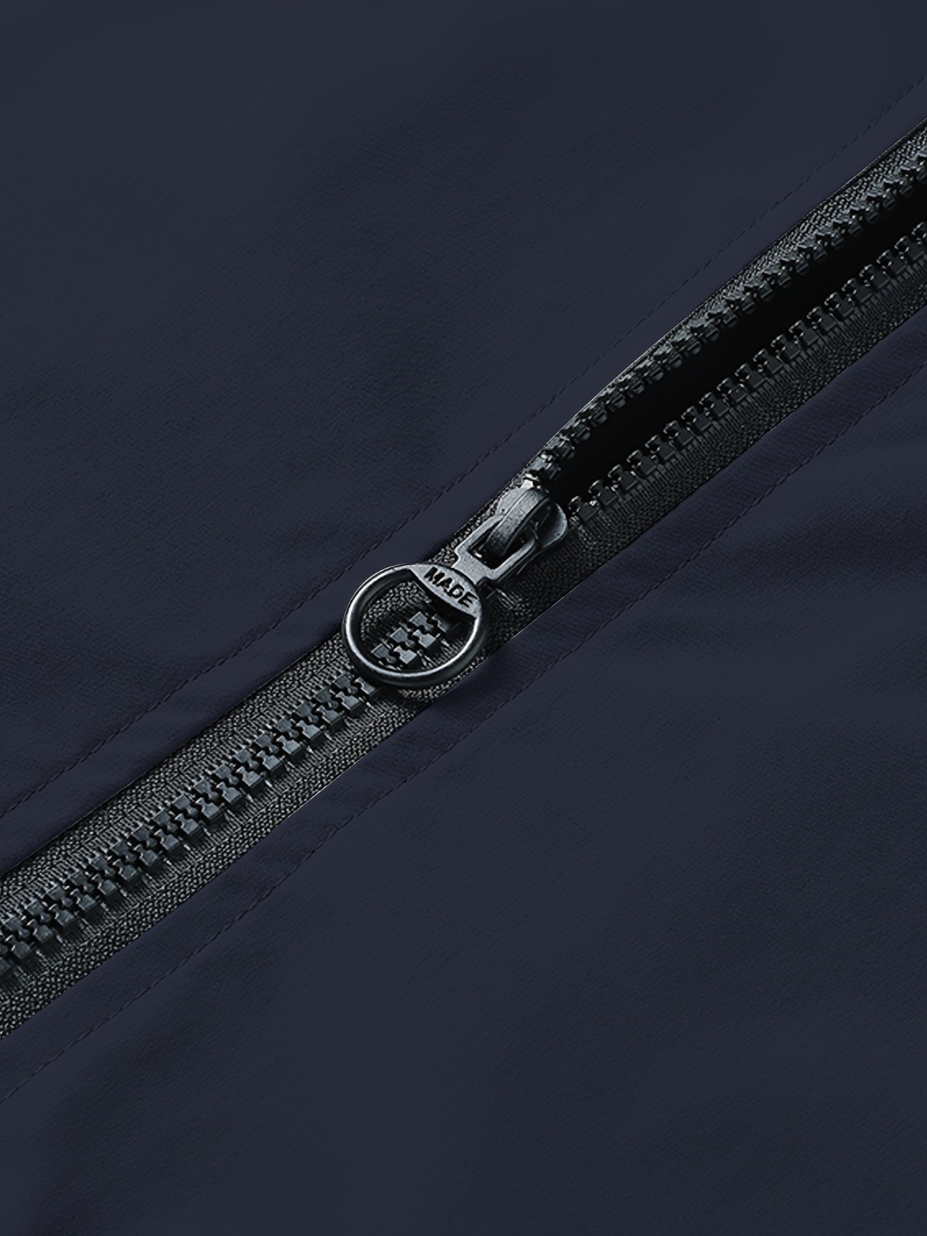 Տղամարդու երկար թևքով, կանգնող օձիքով, կայծակաճարմանդով սպորտային բաճկոն՝ կոնտրաստային զարդանախշով, տղամարդկանց գարուն-աշնանային վերնազգեստ, որպես նվեր