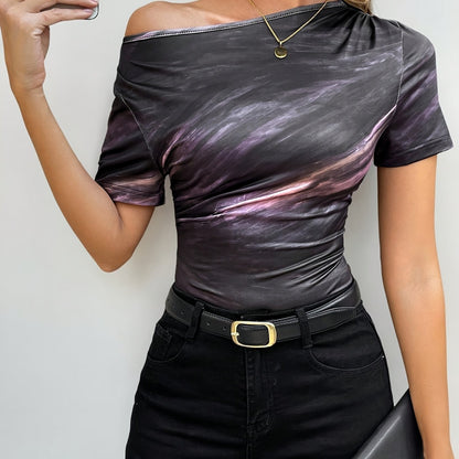 Կանացի էլեգանտ, թայ-դայ ասիմետրիկ դեկոլտեով կարճ թևքով շապիկ՝ մանուշակագույն-վարդագույն-կապույտ պարուրաձև նախշերով, շնչող, ձգվող գործվածքով, լվացքի մեքենայով լվացվող ամառային առօրյա վերնաշապիկով։