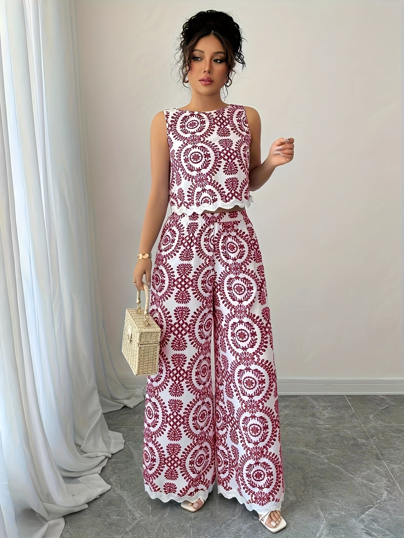 2 հատ կանացի բուսական նախշերով կլոր վզնոցով անթև վերնաշապիկի և տաբատի հավաքածու