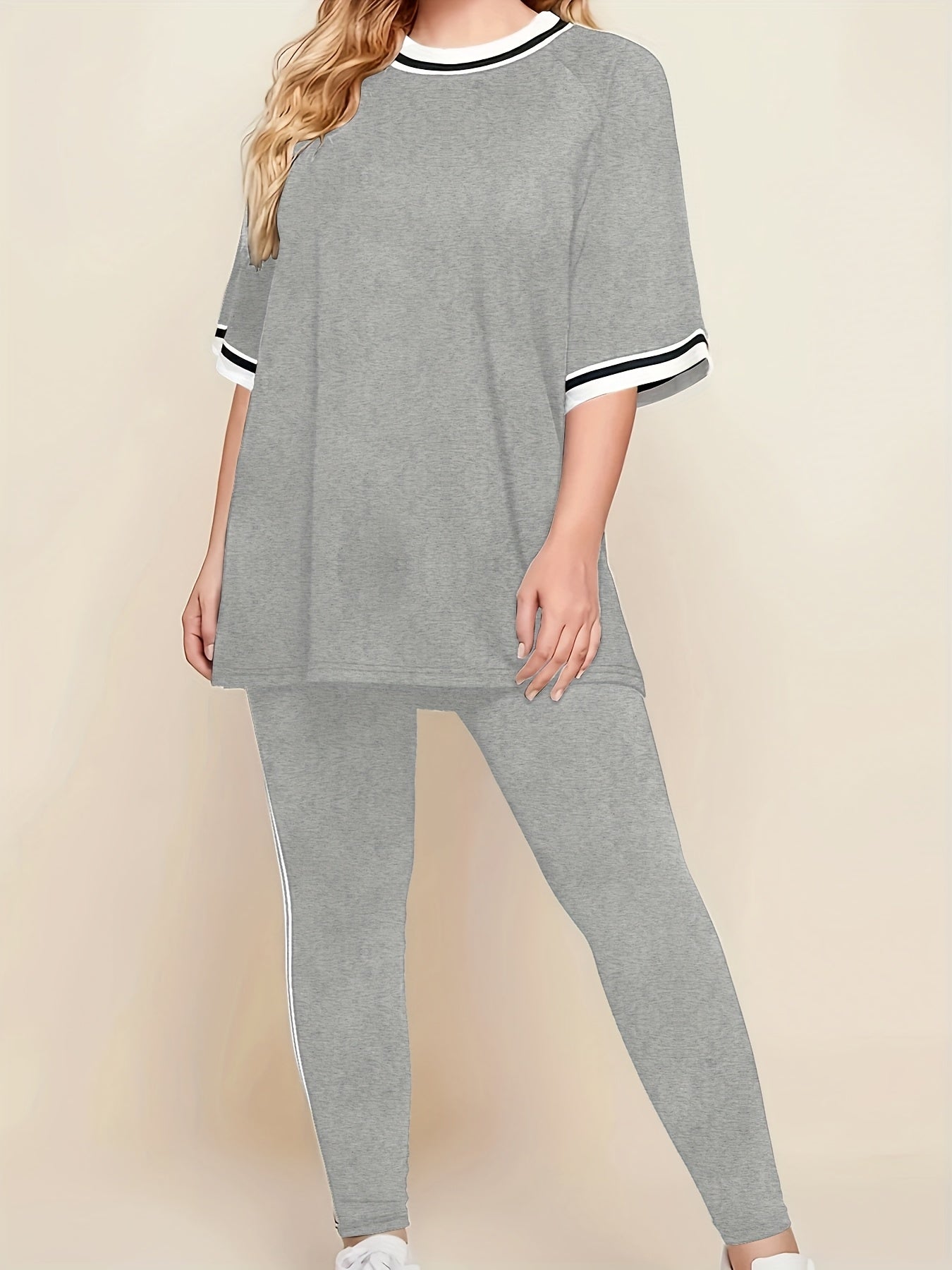 Կանացի մեծ չափսի առօրյա հանգստի հավաքածու - մոխրագույն և սպիտակ գծավոր մեծ չափսի մարզաշապիկ համապատասխան մարզաշապիկով, հարմարավետ բոլոր եղանակների տնային հագուստ, մարզաշապիկներ կանանց համար