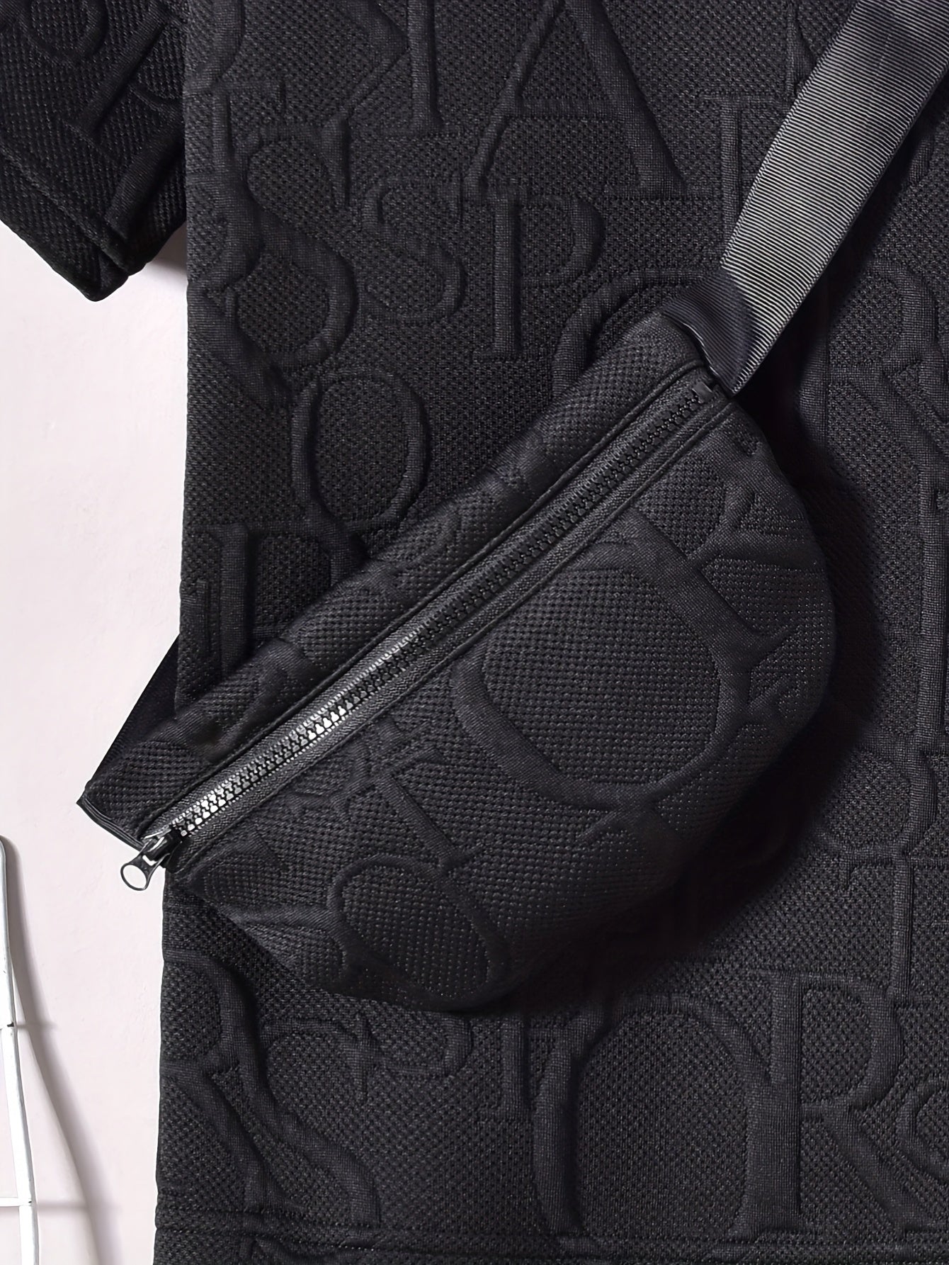 Տղաների համար նախատեսված ոճային սպիտակ կարճ թևքով մարզաշապիկ + առօրյա շորտեր + նորաձև կրծկալով պայուսակի հավաքածու, իդեալական է բացօթյա օգտագործման համար