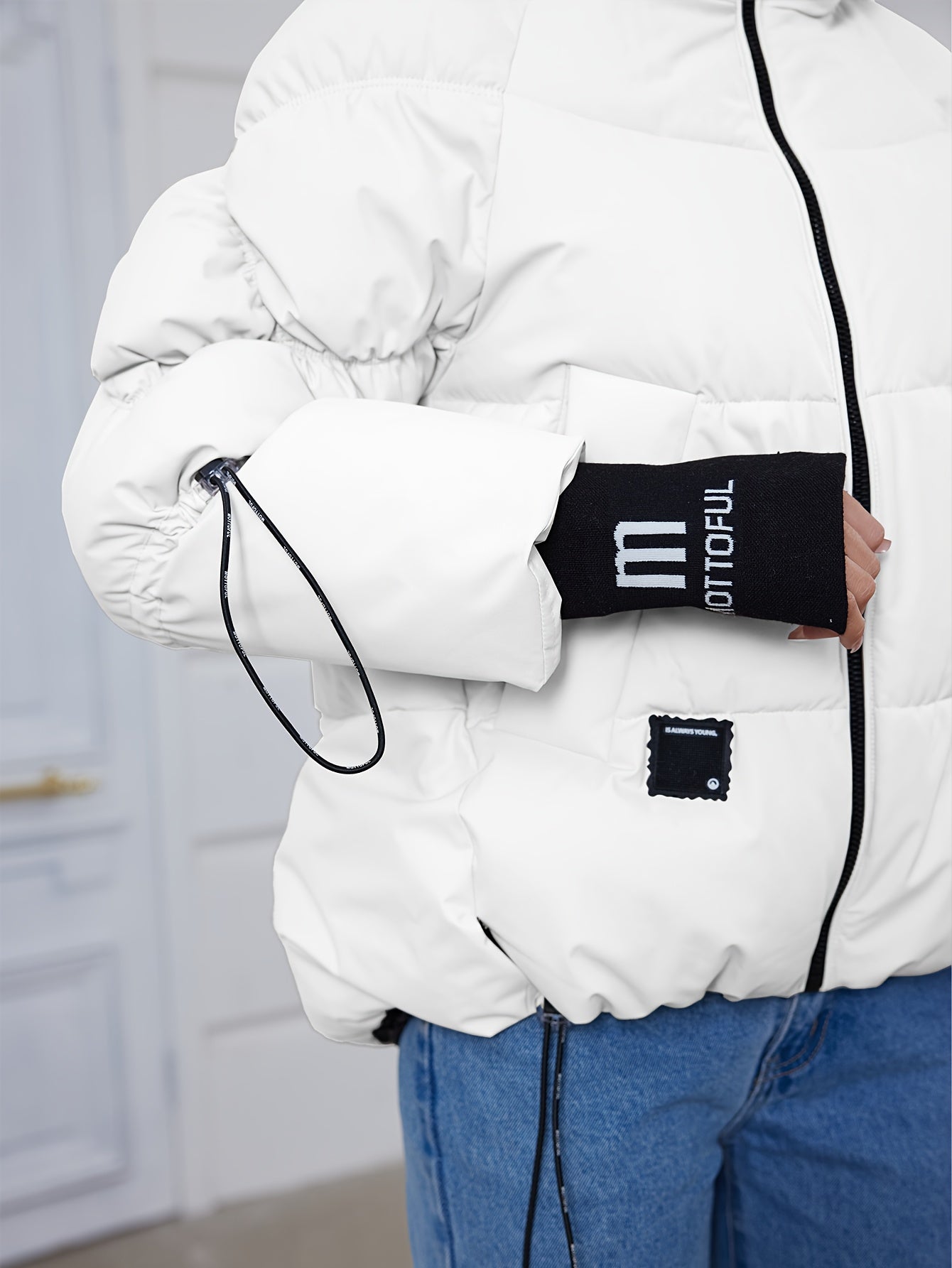 Կանացի ոճային բեժ գույնի փքված բաճկոն՝ առօրյա տաք ձմեռային վերարկու՝ սև եզրագծով, երկար թևքերով և կայծակաճարմանդով գլխարկով, պոլիեսթերային գործվածք՝ բացօթյա հարմարավետության համար։