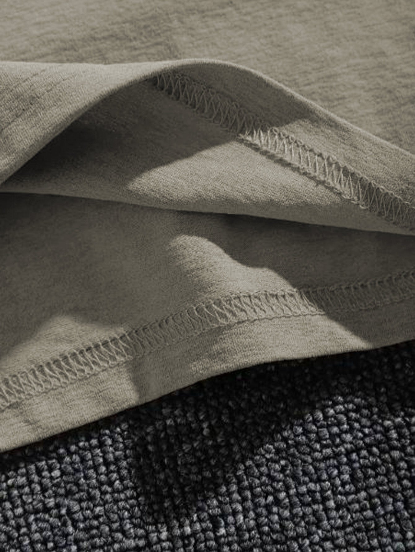 Տղամարդու կարճ թևքով ռումինական «Qitate» գրությամբ շապիկ - «Face Ce Vreau Cand Si Under Breath» տպագրությամբ, թեթև պոլիեսթերային, ամառային ամենօրյա վերնաշապիկ, կլոր վզնոցով, լվացվող մեքենայով, լվացվող մարզաշապիկ՝ թավ տեքստով, թեթև նյութով։