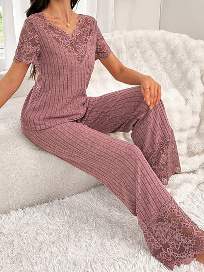 Երկու մասից բաղկացած հավաքածու՝ միագույն կարճ թևքերով վերնաշապիկ՝ ժանյակավոր կտորե զարդանախշով և համապատասխան երկար տաբատով։