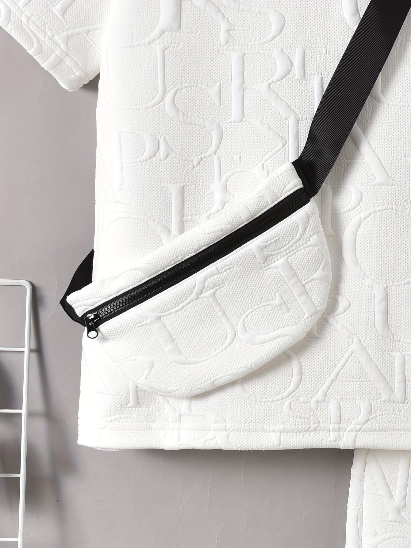 Տղաների համար նախատեսված ոճային սպիտակ կարճ թևքով մարզաշապիկ + առօրյա շորտեր + նորաձև կրծկալով պայուսակի հավաքածու, իդեալական է բացօթյա օգտագործման համար