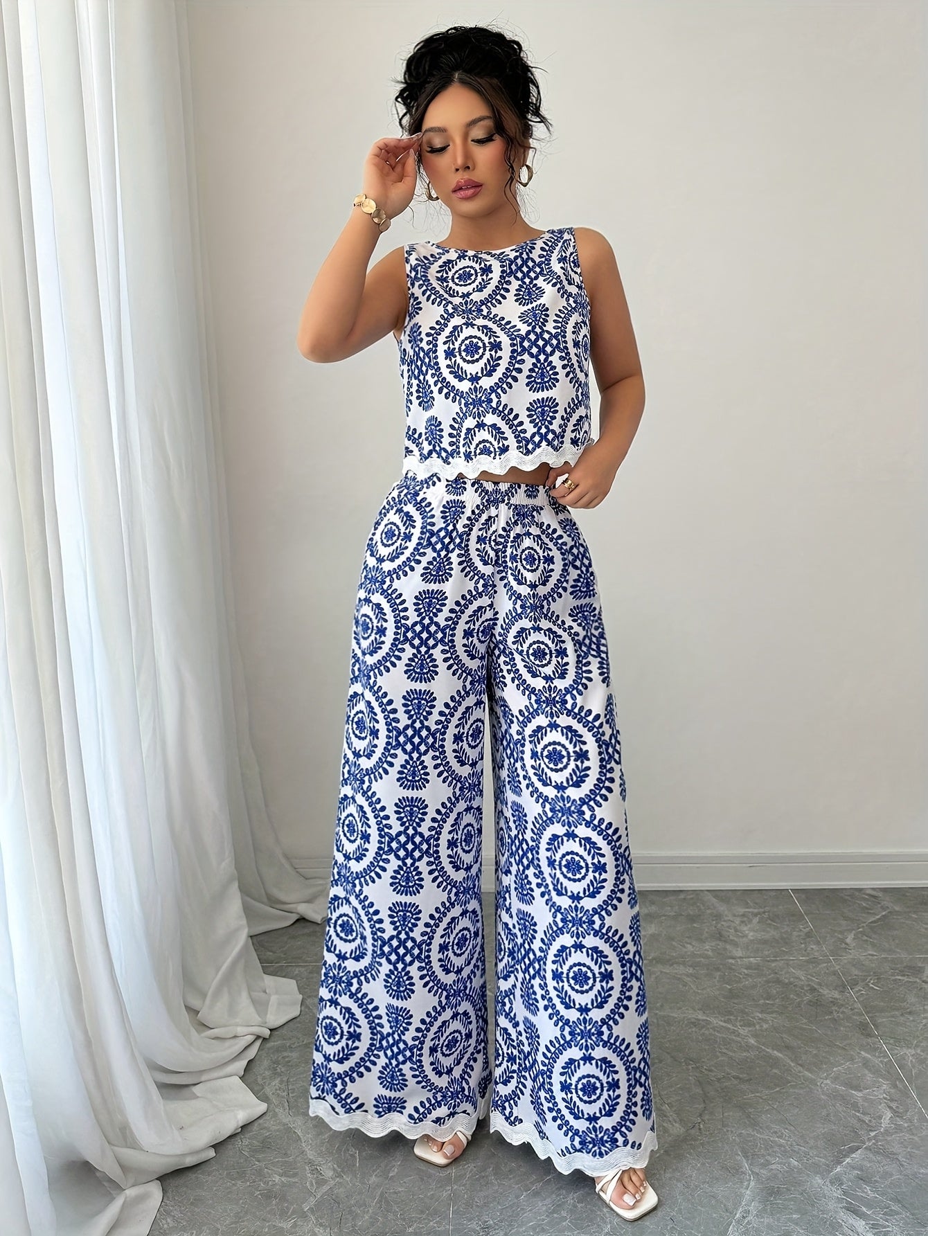 2 հատ կանացի բուսական նախշերով կլոր վզնոցով անթև վերնաշապիկի և տաբատի հավաքածու