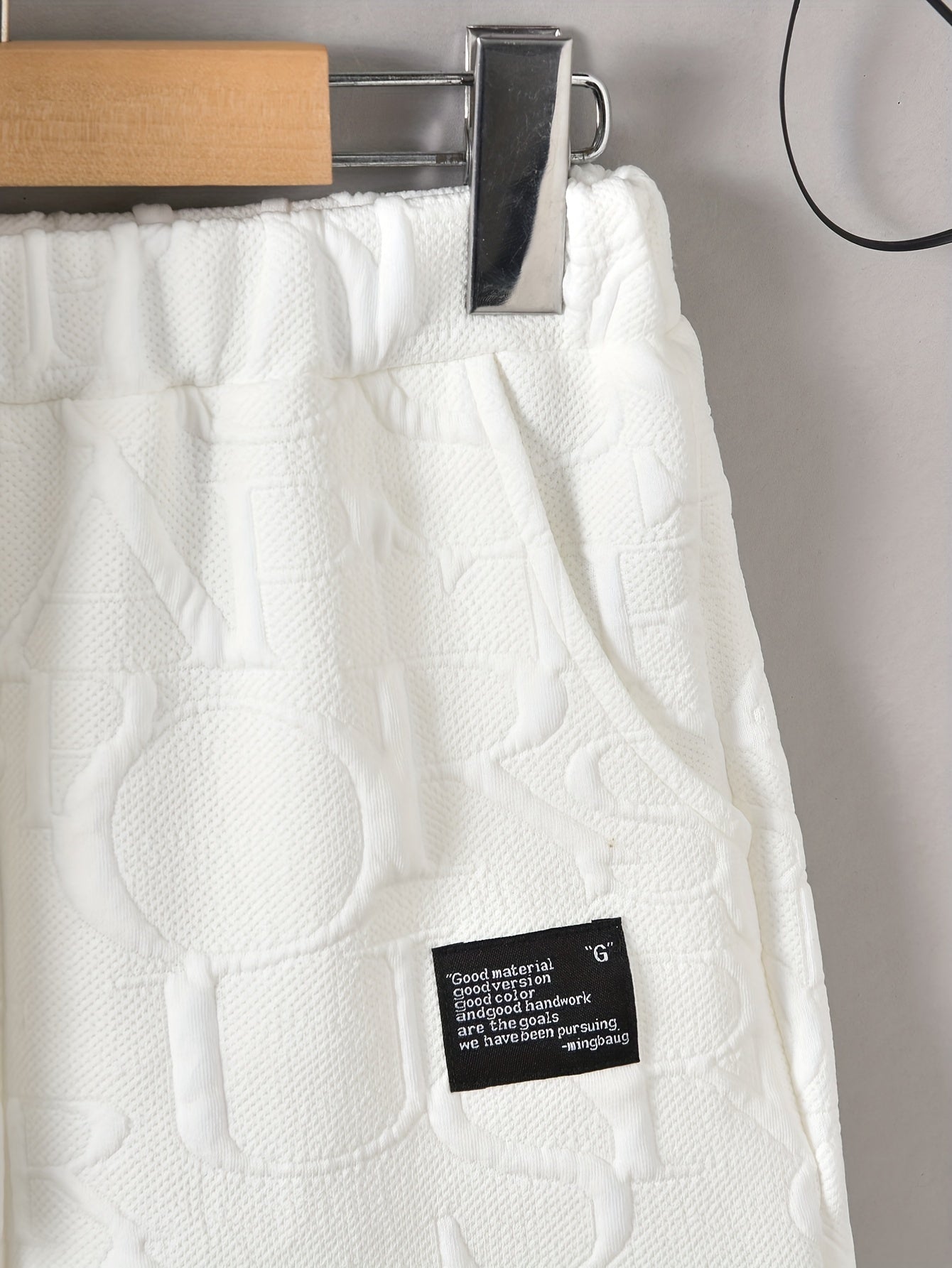 Տղաների համար նախատեսված ոճային սպիտակ կարճ թևքով մարզաշապիկ + առօրյա շորտեր + նորաձև կրծկալով պայուսակի հավաքածու, իդեալական է բացօթյա օգտագործման համար