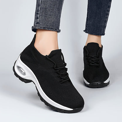 Կանացի շնչող ցանցե սպորտային կոշիկներ՝ հարմարավետ, թեթև վազքի համար նախատեսված կոշիկներ՝ օդային բարձիկով, հարվածակայուն ներբանով, կապիչներով, սև և սպիտակ գույներով։