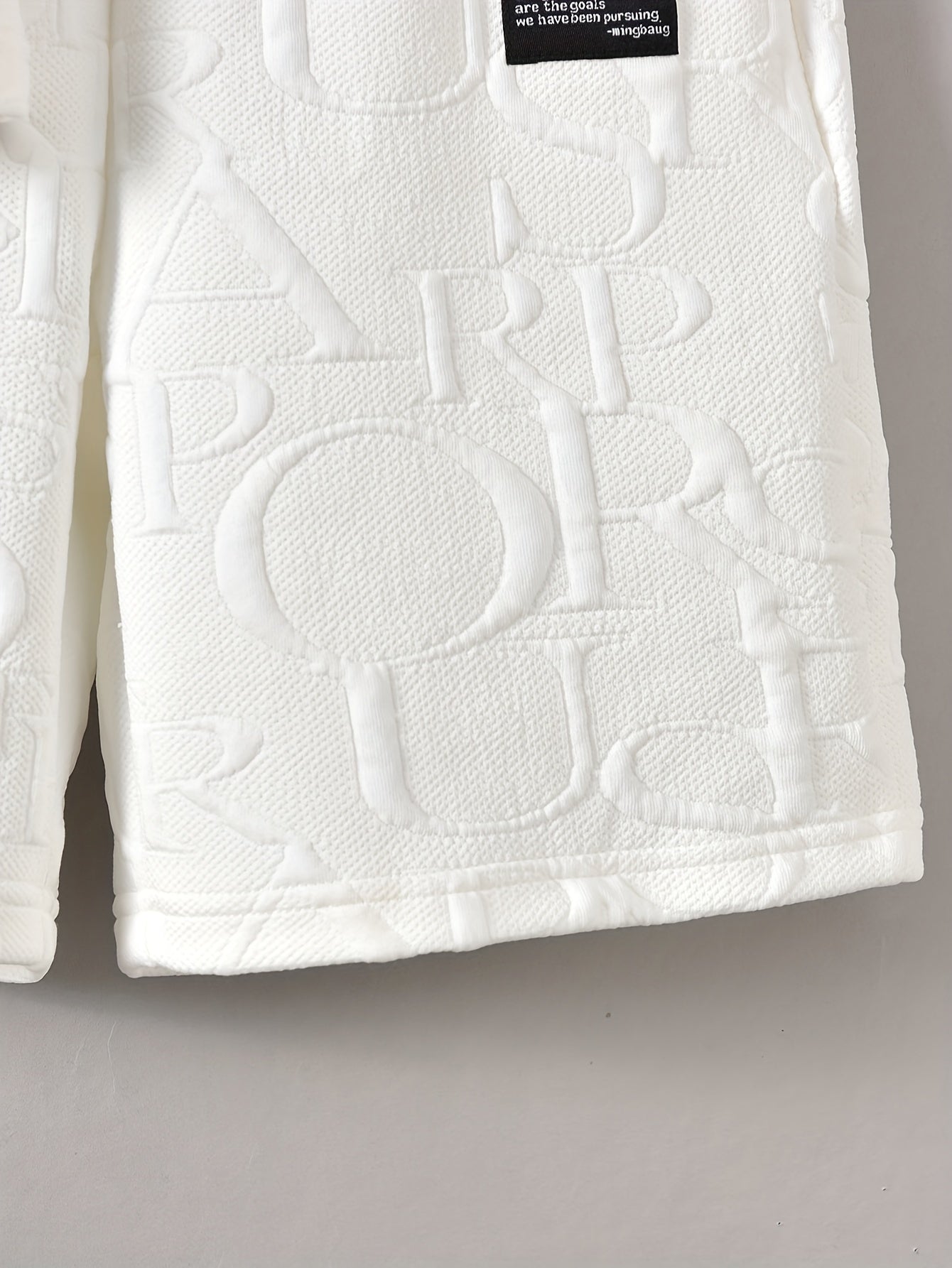 Տղաների համար նախատեսված ոճային սպիտակ կարճ թևքով մարզաշապիկ + առօրյա շորտեր + նորաձև կրծկալով պայուսակի հավաքածու, իդեալական է բացօթյա օգտագործման համար