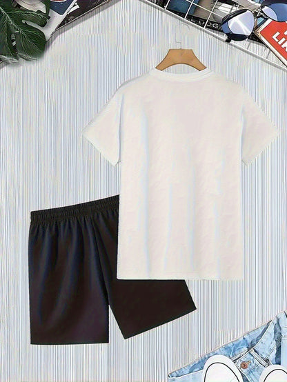 Տղամարդկանց ամառային առօրյա սպորտային երկու մասից բաղկացած հավաքածու՝ LADA տառերով նախշերով շապիկ և սև լարով շորտեր, առօրյա սպորտային հագուստ, սովորական չափս՝ իդեալական ամառային բացօթյա օգտագործման համար։