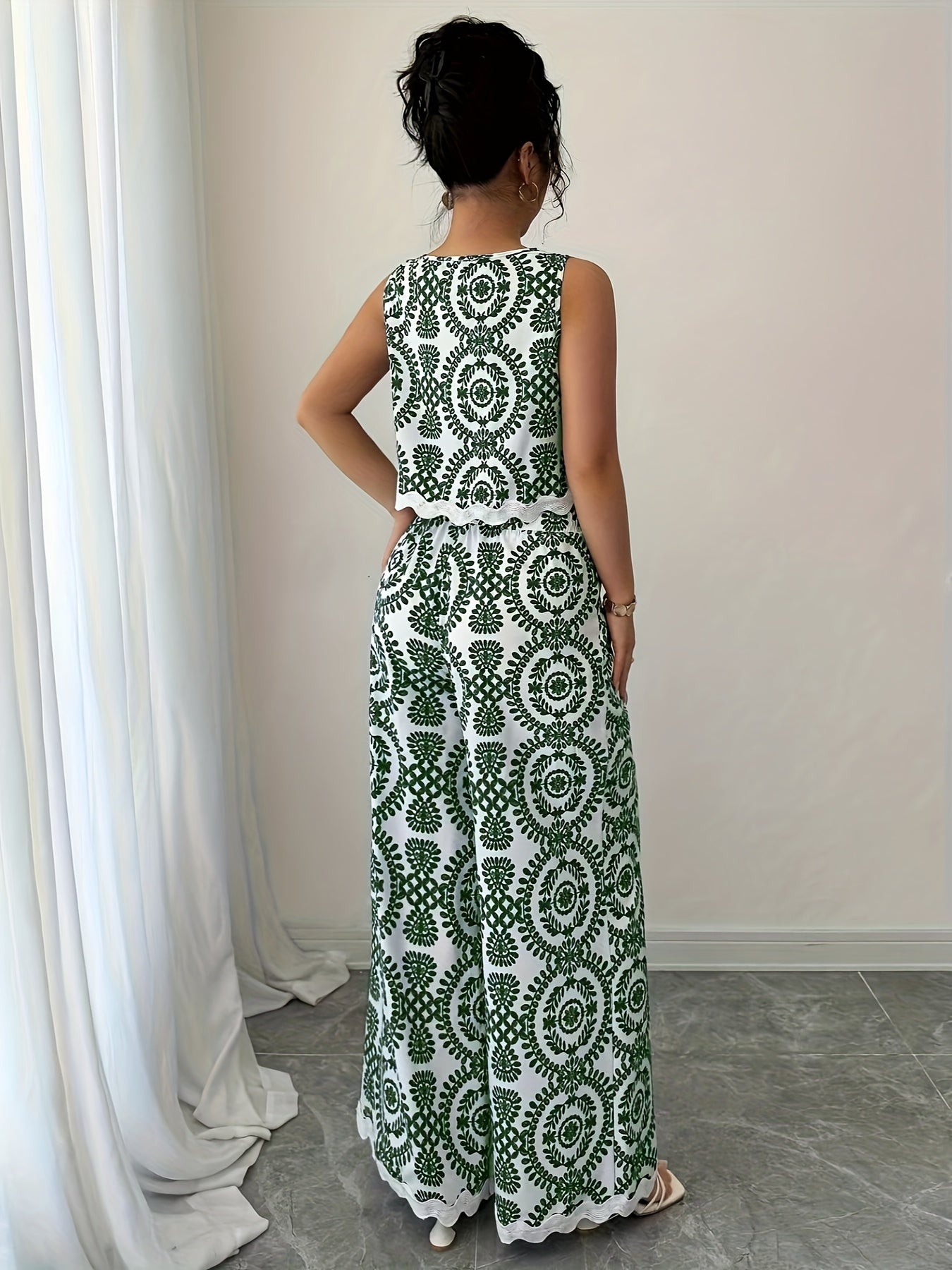 2 հատ կանացի բուսական նախշերով կլոր վզնոցով անթև վերնաշապիկի և տաբատի հավաքածու