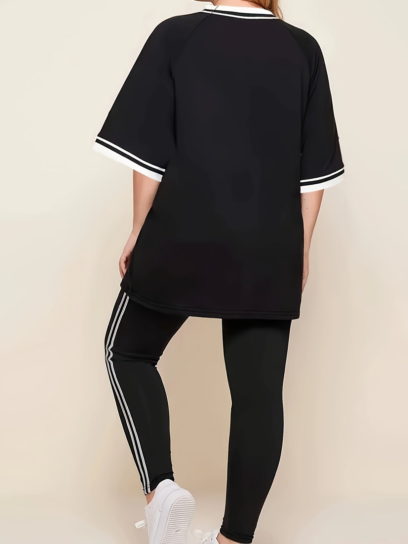 Կանացի մեծ չափսի առօրյա հանգստի հավաքածու - մոխրագույն և սպիտակ գծավոր մեծ չափսի մարզաշապիկ համապատասխան մարզաշապիկով, հարմարավետ բոլոր եղանակների տնային հագուստ, մարզաշապիկներ կանանց համար