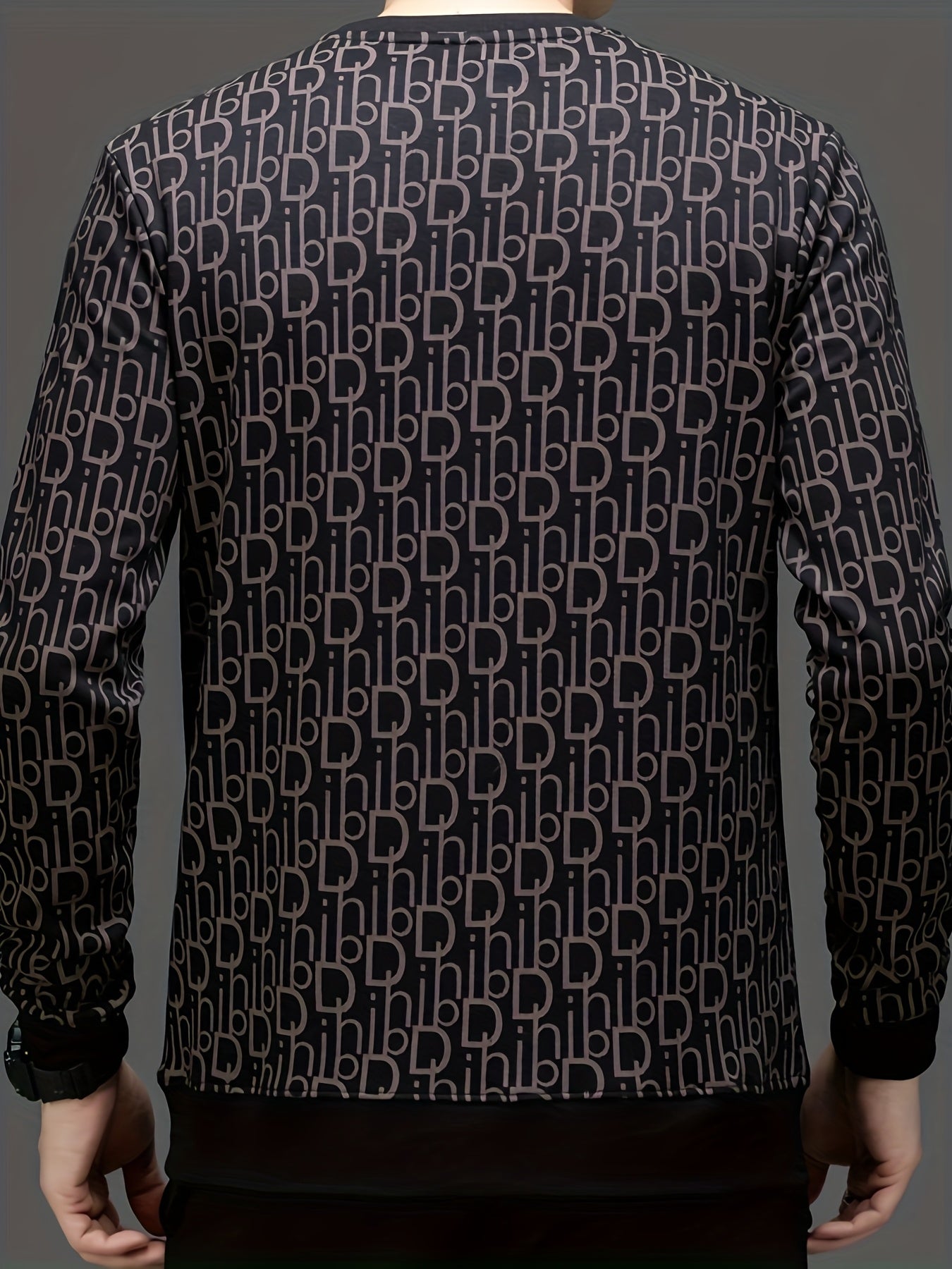 Կլոր վզնոցը հարմար է սպորտային և առօրյա հագուստի համար, առանձնանում է ոճային դեկորատիվ նախշերով: Այս երկարաթև սվիտերը կատարյալ է զբոսանքների համար, պատրաստված է փափուկ, ձգվող և հարմարավետ գործվածքից, ինչը այն դարձնում է իդեալական նվեր Y-ի համար: