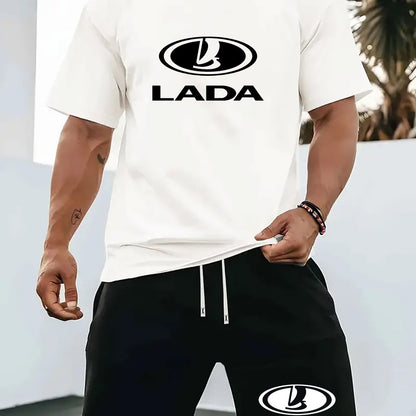 Տղամարդկանց ամառային առօրյա սպորտային երկու մասից բաղկացած հավաքածու՝ LADA տառերով նախշերով շապիկ և սև լարով շորտեր, առօրյա սպորտային հագուստ, սովորական չափս՝ իդեալական ամառային բացօթյա օգտագործման համար։
