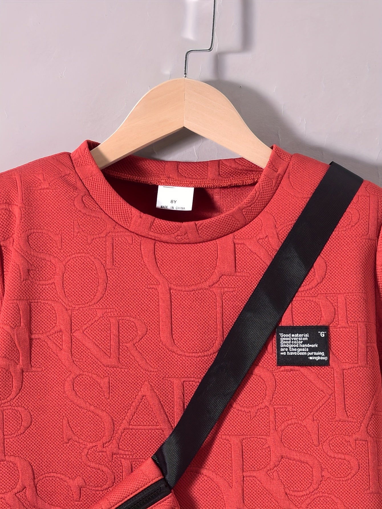 Տղաների համար նախատեսված ոճային սպիտակ կարճ թևքով մարզաշապիկ + առօրյա շորտեր + նորաձև կրծկալով պայուսակի հավաքածու, իդեալական է բացօթյա օգտագործման համար