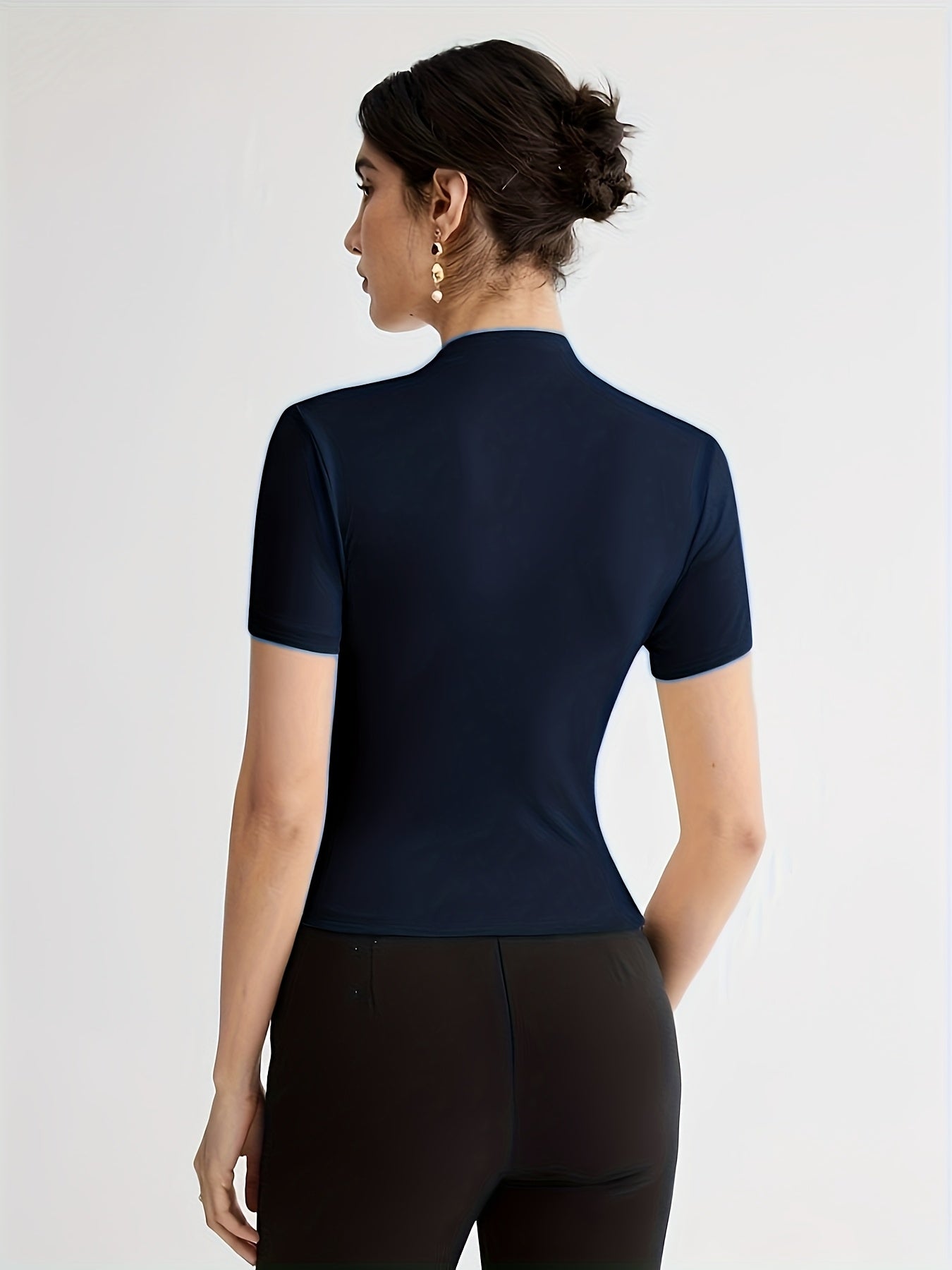 Էլեգանտ սպիտակ կարճ թևքով, բարձր օձիքով վերնաշապիկ՝ կոճակներով դետալով - Կանացի բազմակողմանի ամառային բլուզ, առօրյա հագուստ | Մինիմալիստական ոճ | Նրբագեղ չափս