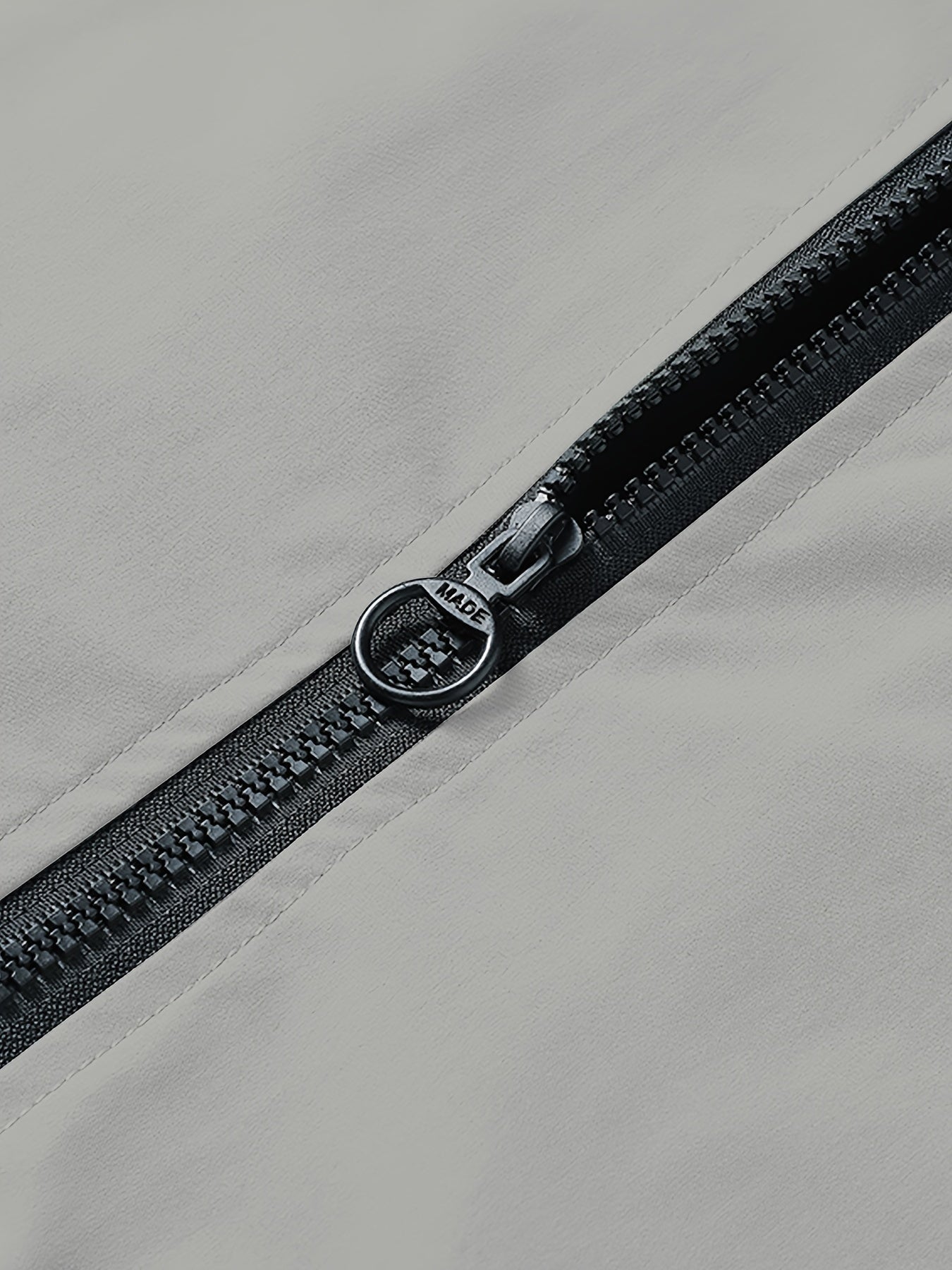 Տղամարդու երկար թևքով, կանգնող օձիքով, կայծակաճարմանդով սպորտային բաճկոն՝ կոնտրաստային զարդանախշով, տղամարդկանց գարուն-աշնանային վերնազգեստ, որպես նվեր