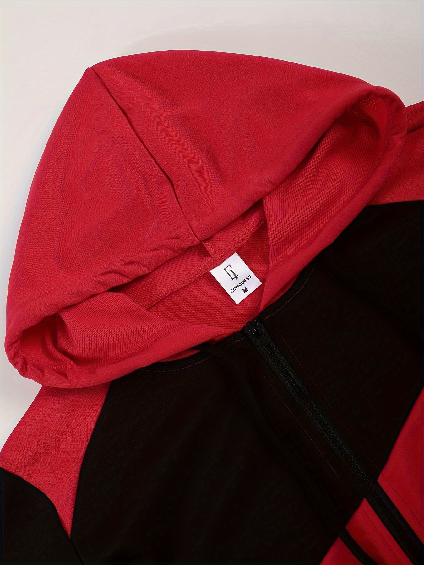 Տղամարդու աշնանային գունային համադրություններով, կայծակաճարմանդով վերնաշապիկ՝ կողային գրպաններով և միագույն երկար տաբատի լարով հավաքածու։