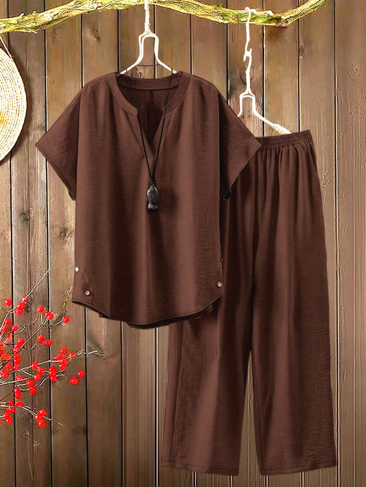 Կանացի միագույն, V-աձև դեկոլտեով կարճ թևքերով վերնաշապիկ՝ առաձգական գոտկատեղով, լայն տաբատով, երկկտոր հավաքածու