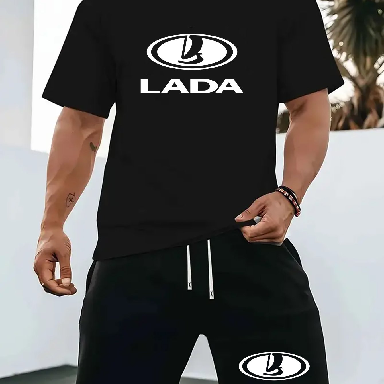 Տղամարդկանց ամառային առօրյա սպորտային երկու մասից բաղկացած հավաքածու՝ LADA տառերով նախշերով շապիկ և սև լարով շորտեր, առօրյա սպորտային հագուստ, սովորական չափս՝ իդեալական ամառային բացօթյա օգտագործման համար։