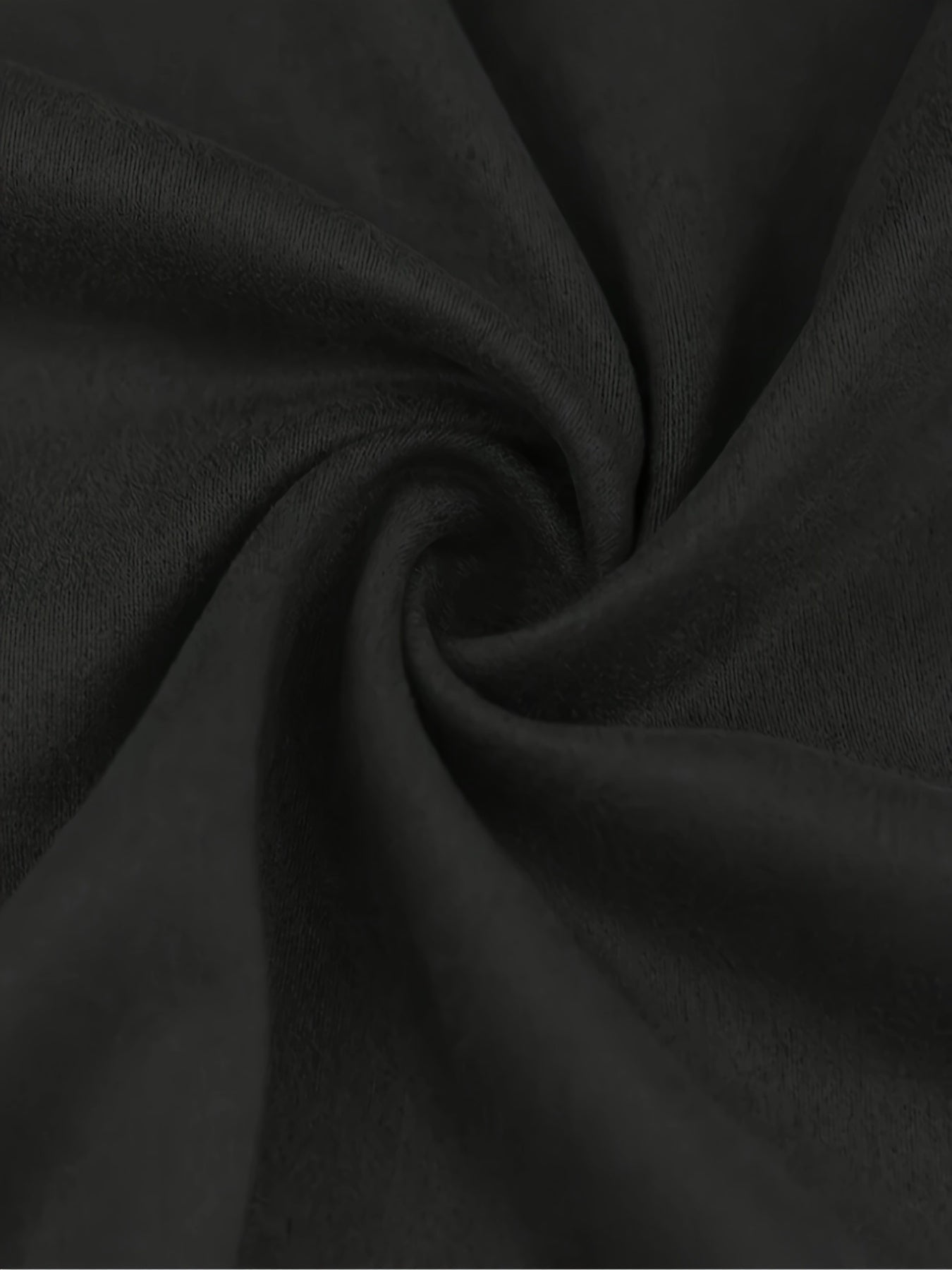 Տղամարդու 1 հավաքածու՝ միագույն պոլիեսթերից պատրաստված առօրյա հագուստ՝ երկար թևքերով, կոճակներով և օձիքով բաճկոնով, գրպաններով և լարով երկար տաբատի հավաքածու՝ աշուն/ձմեռ