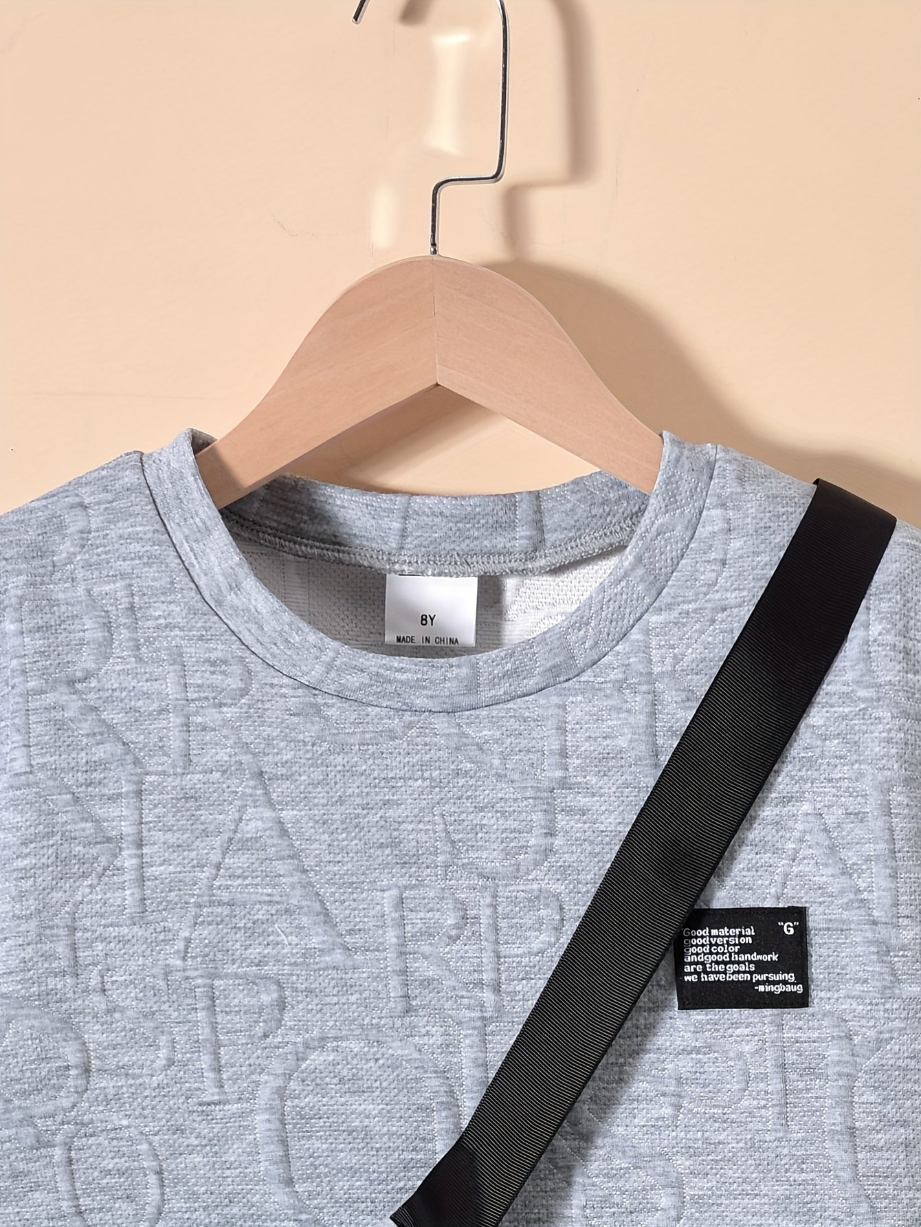 Տղաների համար նախատեսված ոճային սպիտակ կարճ թևքով մարզաշապիկ + առօրյա շորտեր + նորաձև կրծկալով պայուսակի հավաքածու, իդեալական է բացօթյա օգտագործման համար