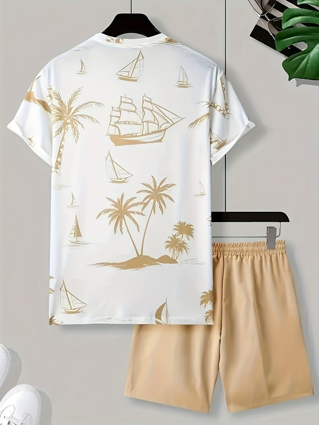 A set of 2 stylish Men's palm tree pattern summer fresh T-shirts and shorts, micro-stretch polyester knit fabric with a fitted fit, suitable for outdoor activities and family gatherings.