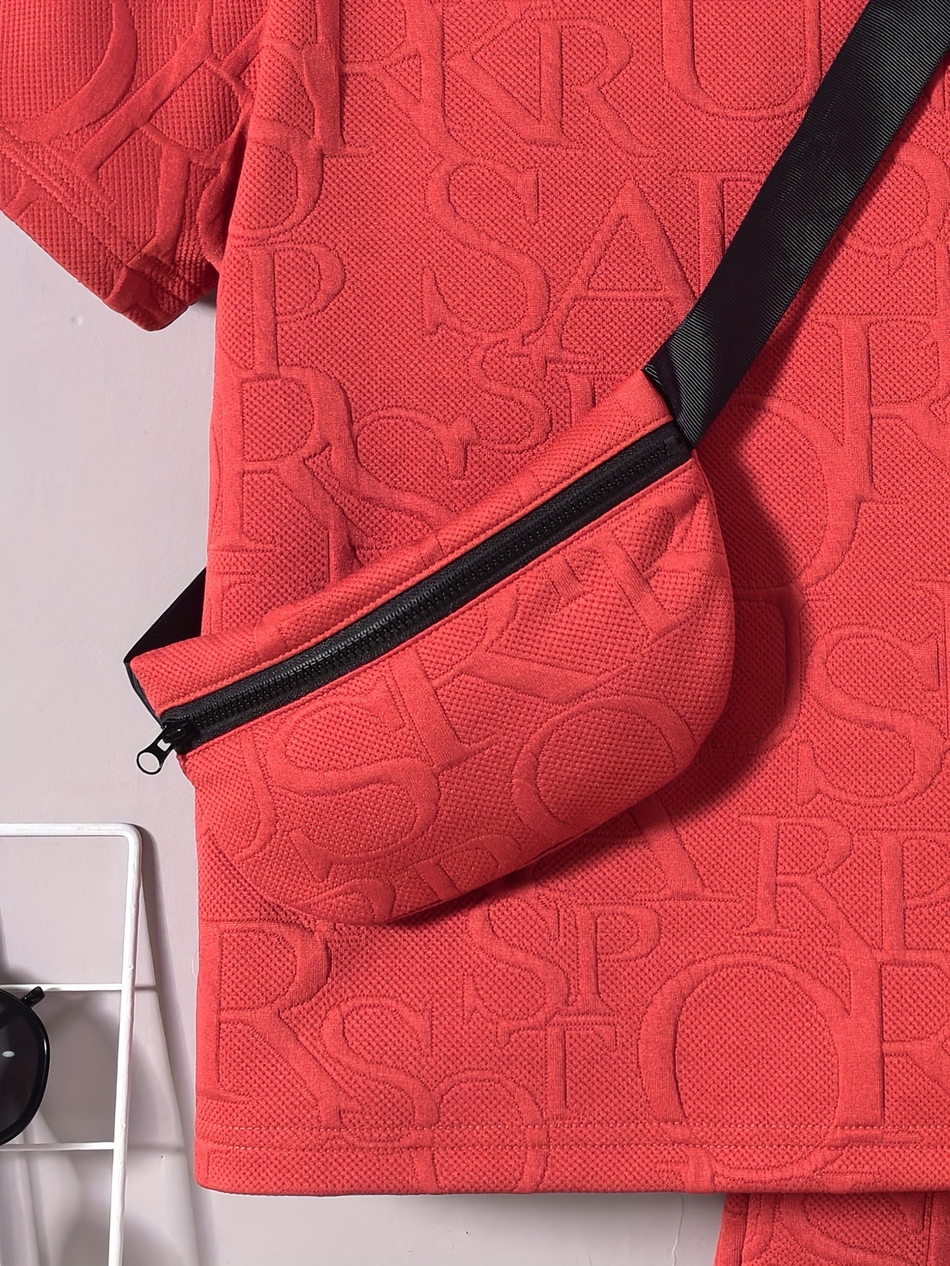 Տղաների համար նախատեսված ոճային սպիտակ կարճ թևքով մարզաշապիկ + առօրյա շորտեր + նորաձև կրծկալով պայուսակի հավաքածու, իդեալական է բացօթյա օգտագործման համար