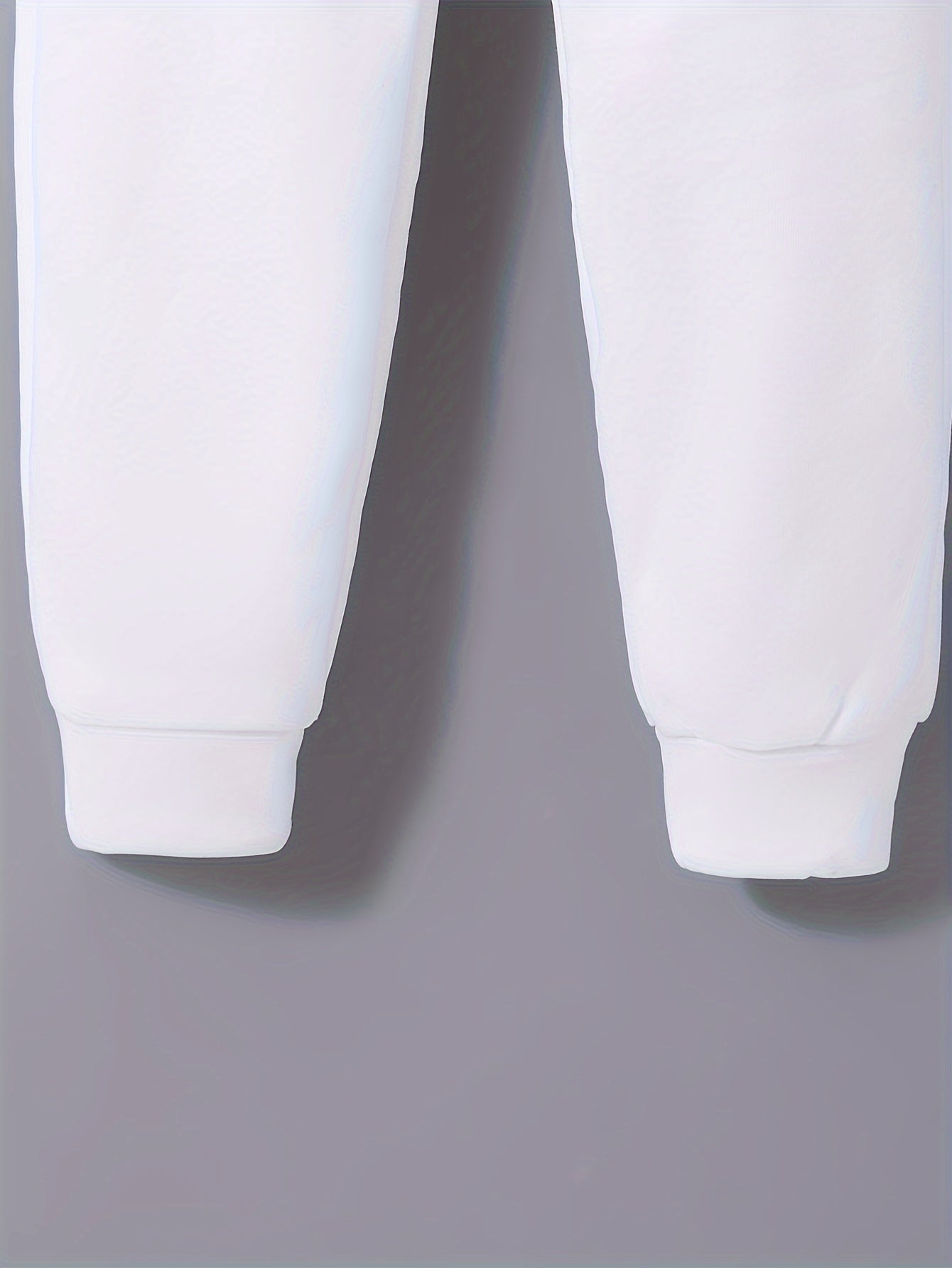 Տղամարդու 1 հավաքածու՝ միագույն պոլիեսթերից պատրաստված առօրյա հագուստ՝ երկար թևքերով, կոճակներով և օձիքով բաճկոնով, գրպաններով և լարով երկար տաբատի հավաքածու՝ աշուն/ձմեռ