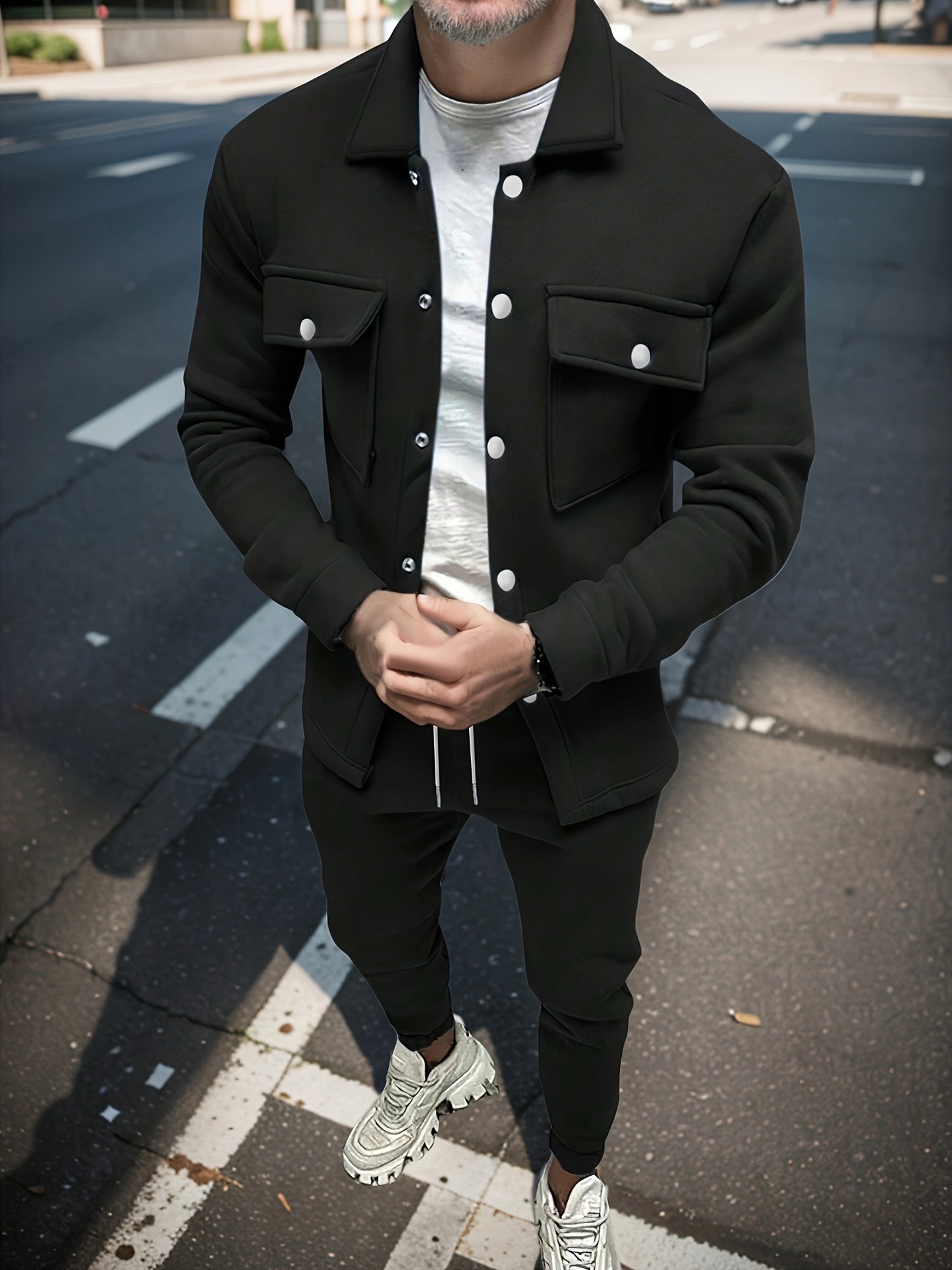 Տղամարդու 1 հավաքածու՝ միագույն պոլիեսթերից պատրաստված առօրյա հագուստ՝ երկար թևքերով, կոճակներով և օձիքով բաճկոնով, գրպաններով և լարով երկար տաբատի հավաքածու՝ աշուն/ձմեռ