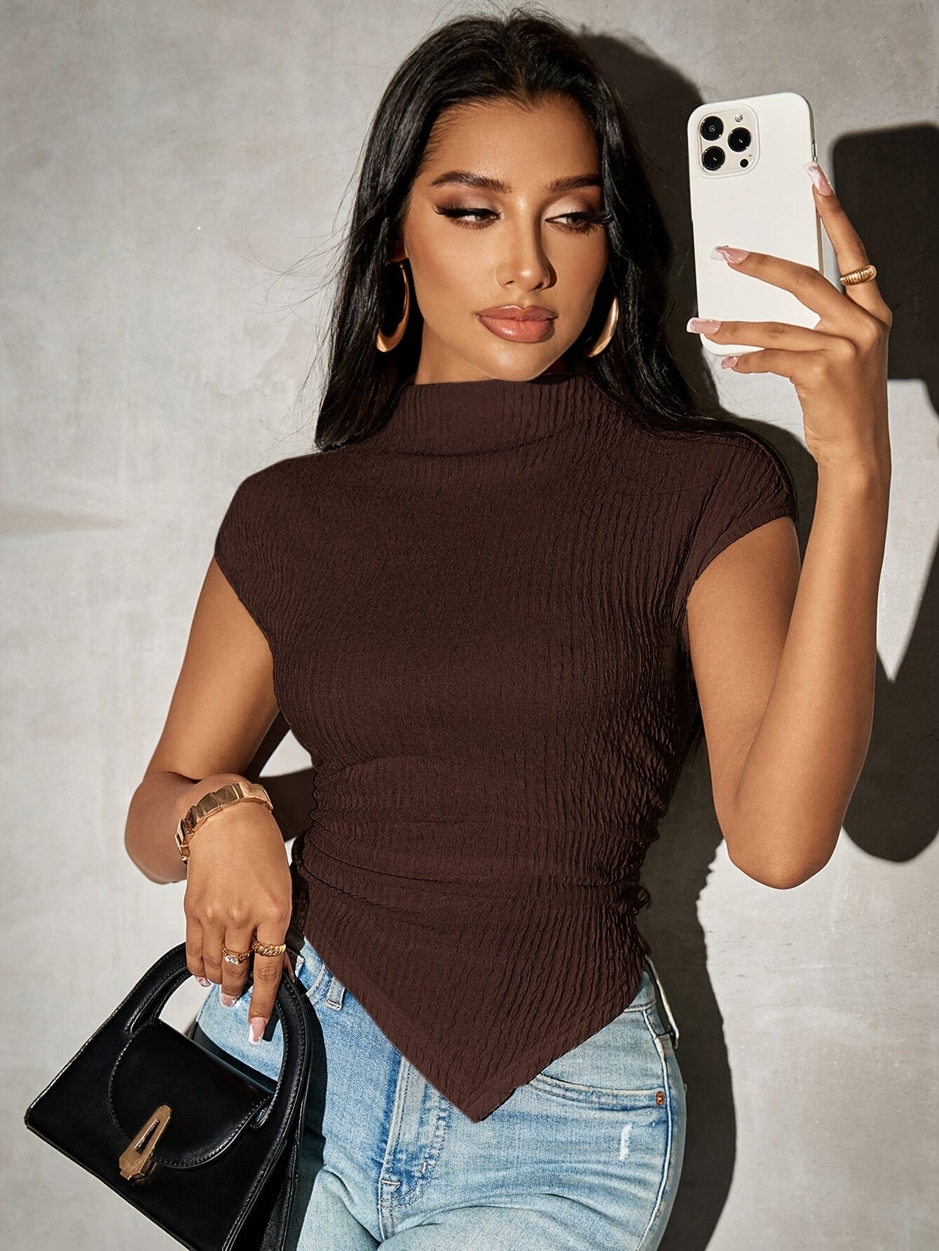 Կանացի ոճային, բարձր օձիքով, ասիմետրիկ, կարճ թևքերով, ուսերը իջեցրած մարզաշապիկ