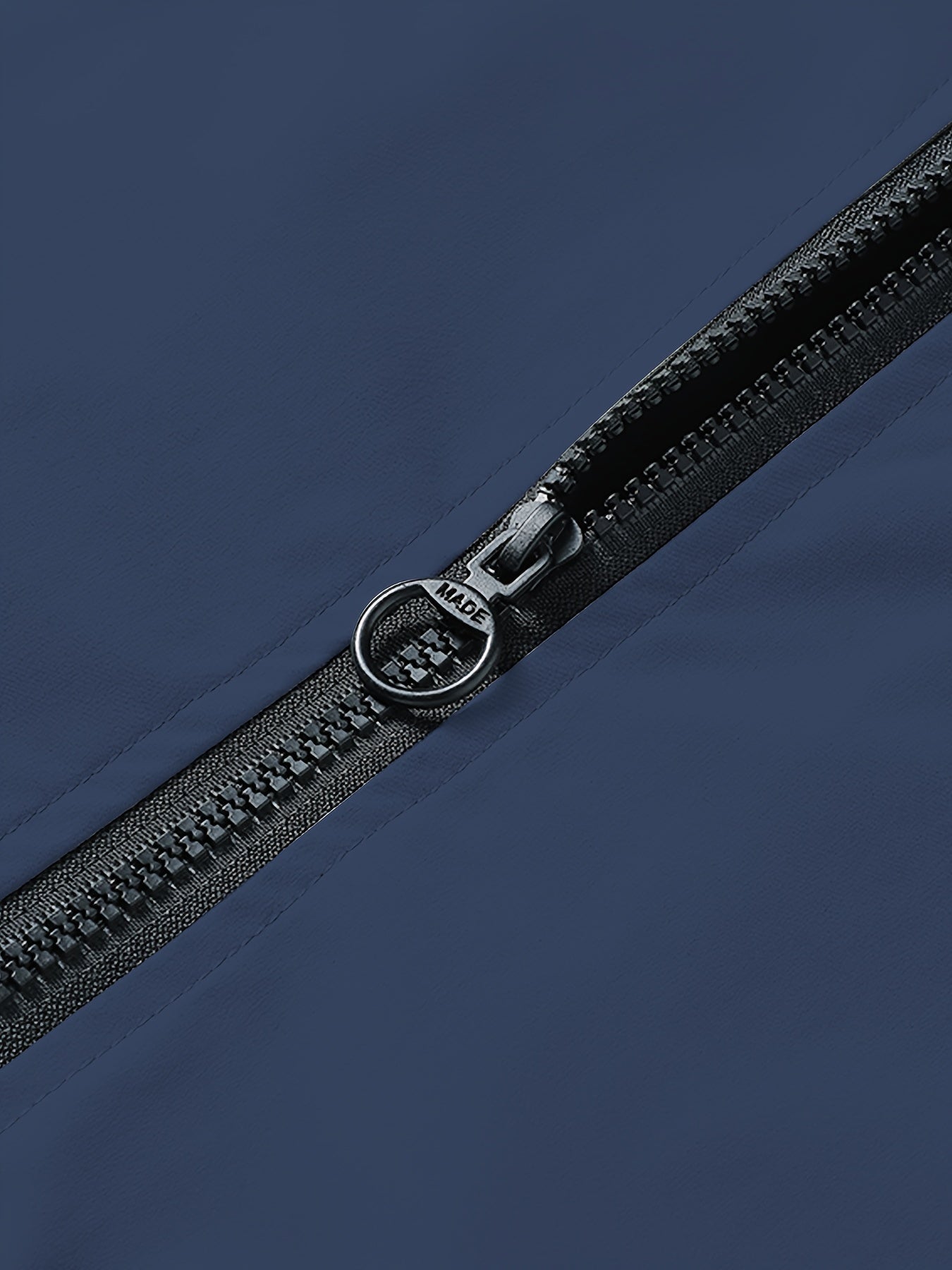 Տղամարդու երկար թևքով, կանգնող օձիքով, կայծակաճարմանդով սպորտային բաճկոն՝ կոնտրաստային զարդանախշով, տղամարդկանց գարուն-աշնանային վերնազգեստ, որպես նվեր