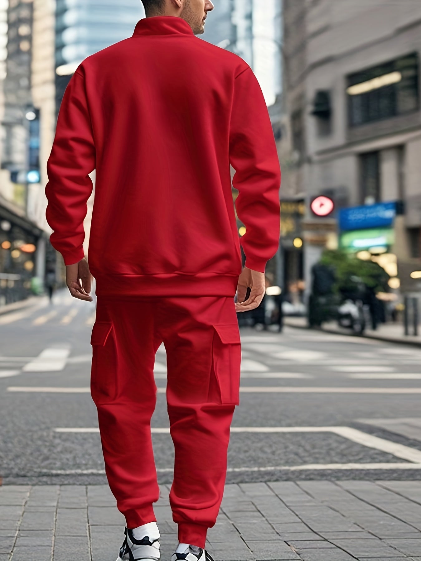 Բազմակողմանի համույթ, տղամարդկանց համար նախատեսված առօրյա 2 հատանոց հավաքածու. Բարձր վզնոցով ծանր, կայծակաճարմանդով սվիտեր և գրպաններով աշխատանքային տաբատ՝ միագույն, փափուկ գործվածքից՝ աշուն/ձմեռ համար