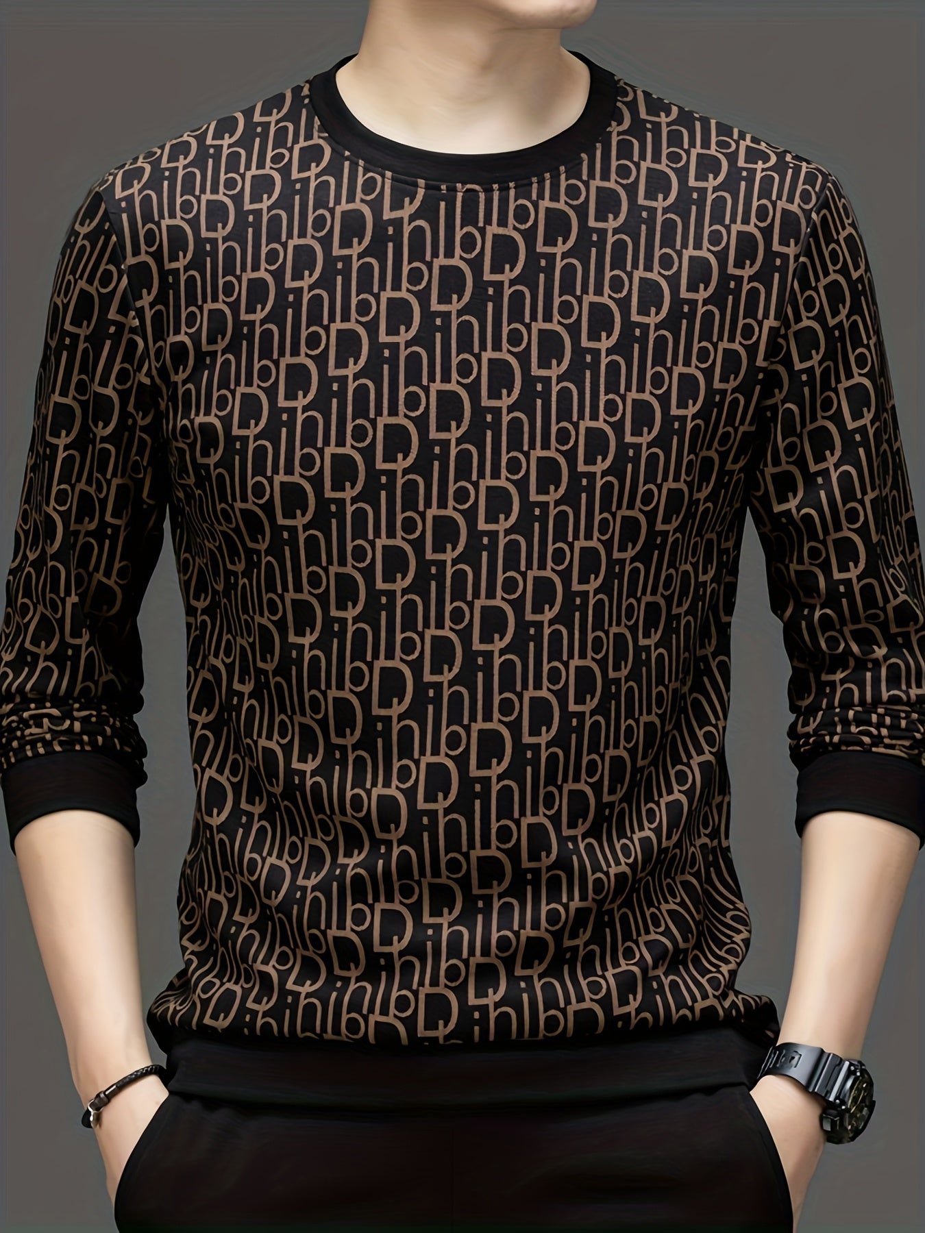 Կլոր վզնոցը հարմար է սպորտային և առօրյա հագուստի համար, առանձնանում է ոճային դեկորատիվ նախշերով: Այս երկարաթև սվիտերը կատարյալ է զբոսանքների համար, պատրաստված է փափուկ, ձգվող և հարմարավետ գործվածքից, ինչը այն դարձնում է իդեալական նվեր Y-ի համար: