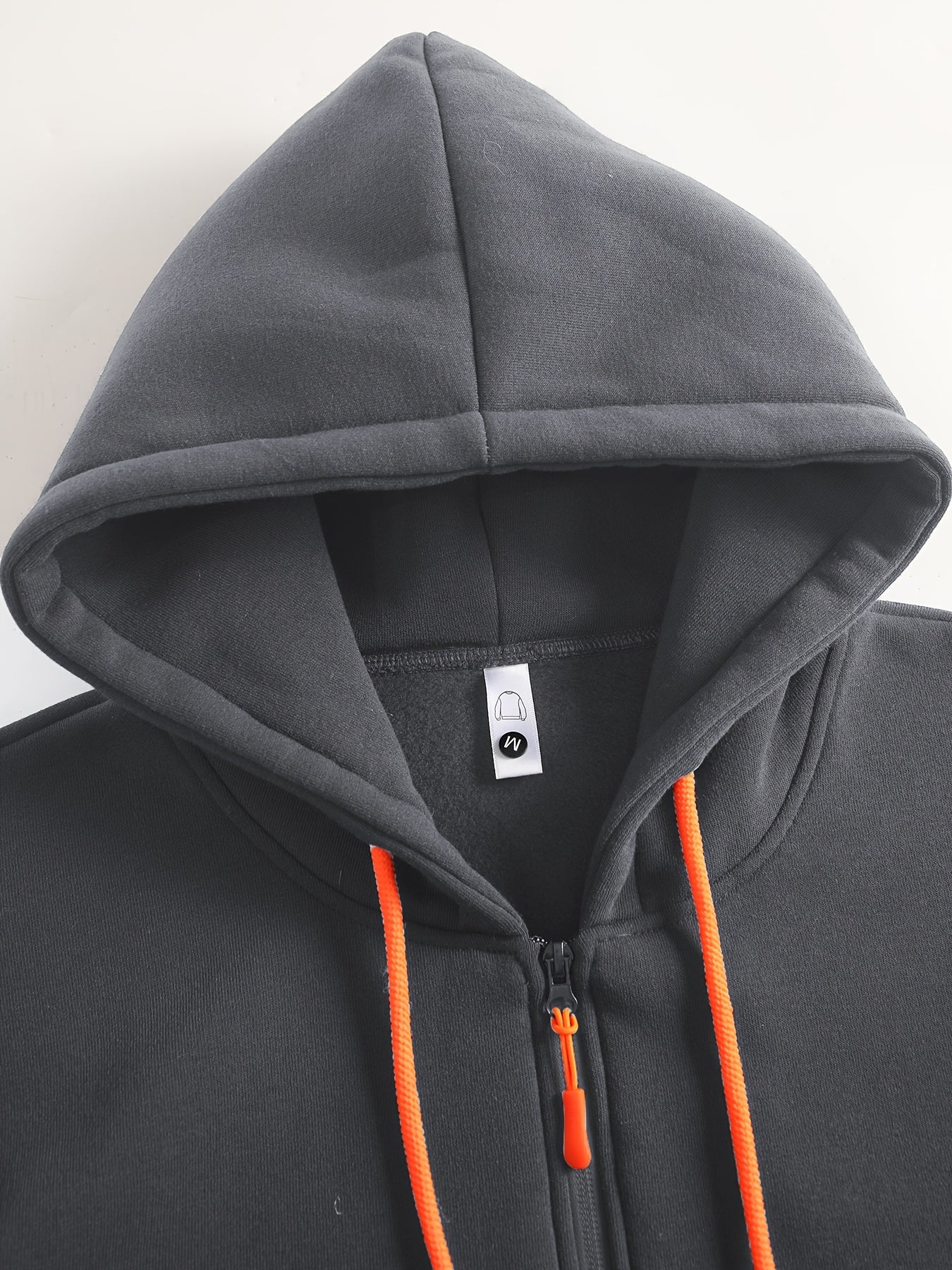 2 հատ տղամարդու միագույն երկարաթև սվիտեր և մարզաշապիկ գլխարկով, հարմար է գարնանային, աշնանային և ձմեռային սպորտաձևերի համար։